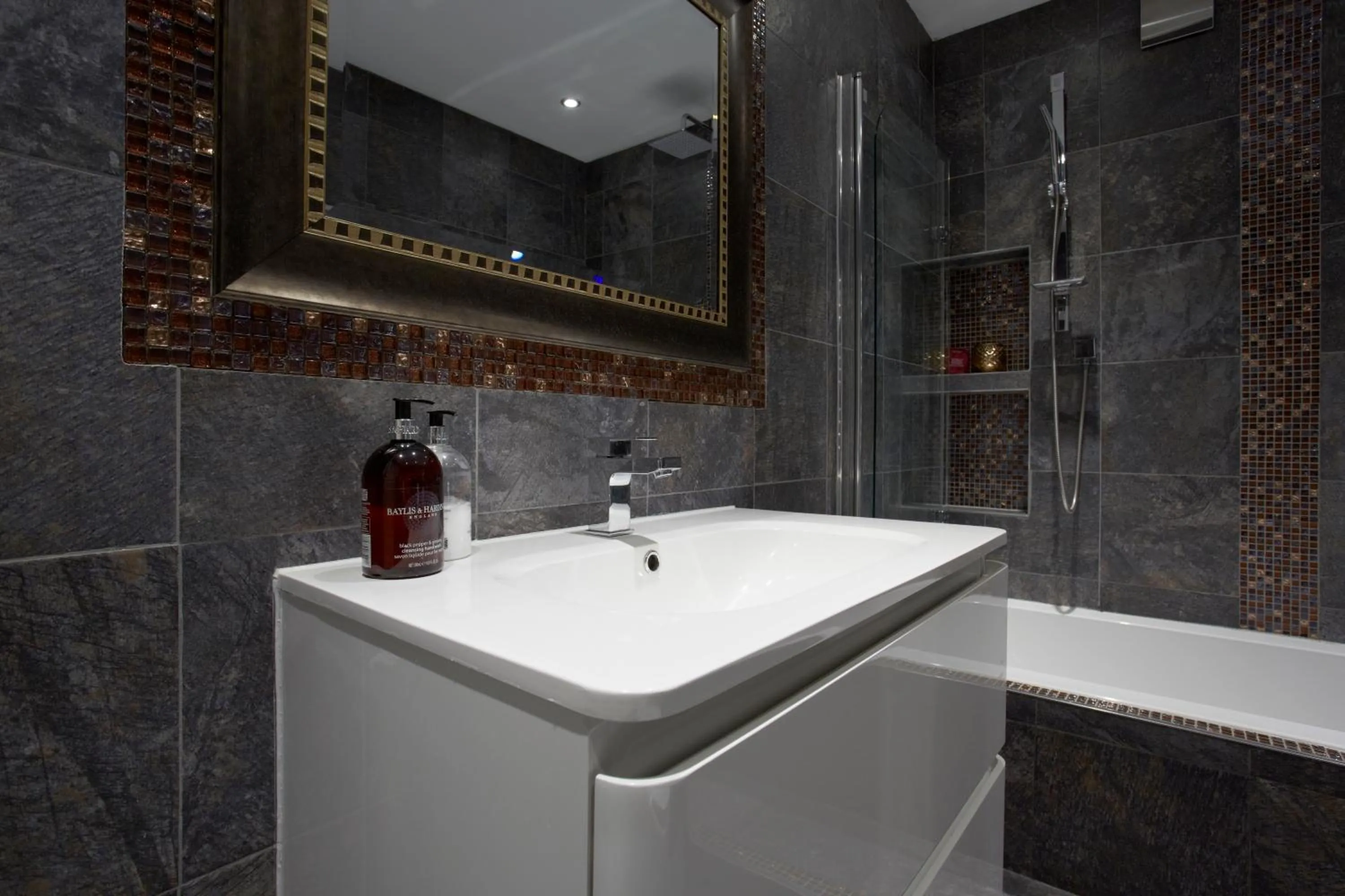 Courtyard Mews - 2 large en suite bedrooms, Garden - Harrogate Holiday Apartments