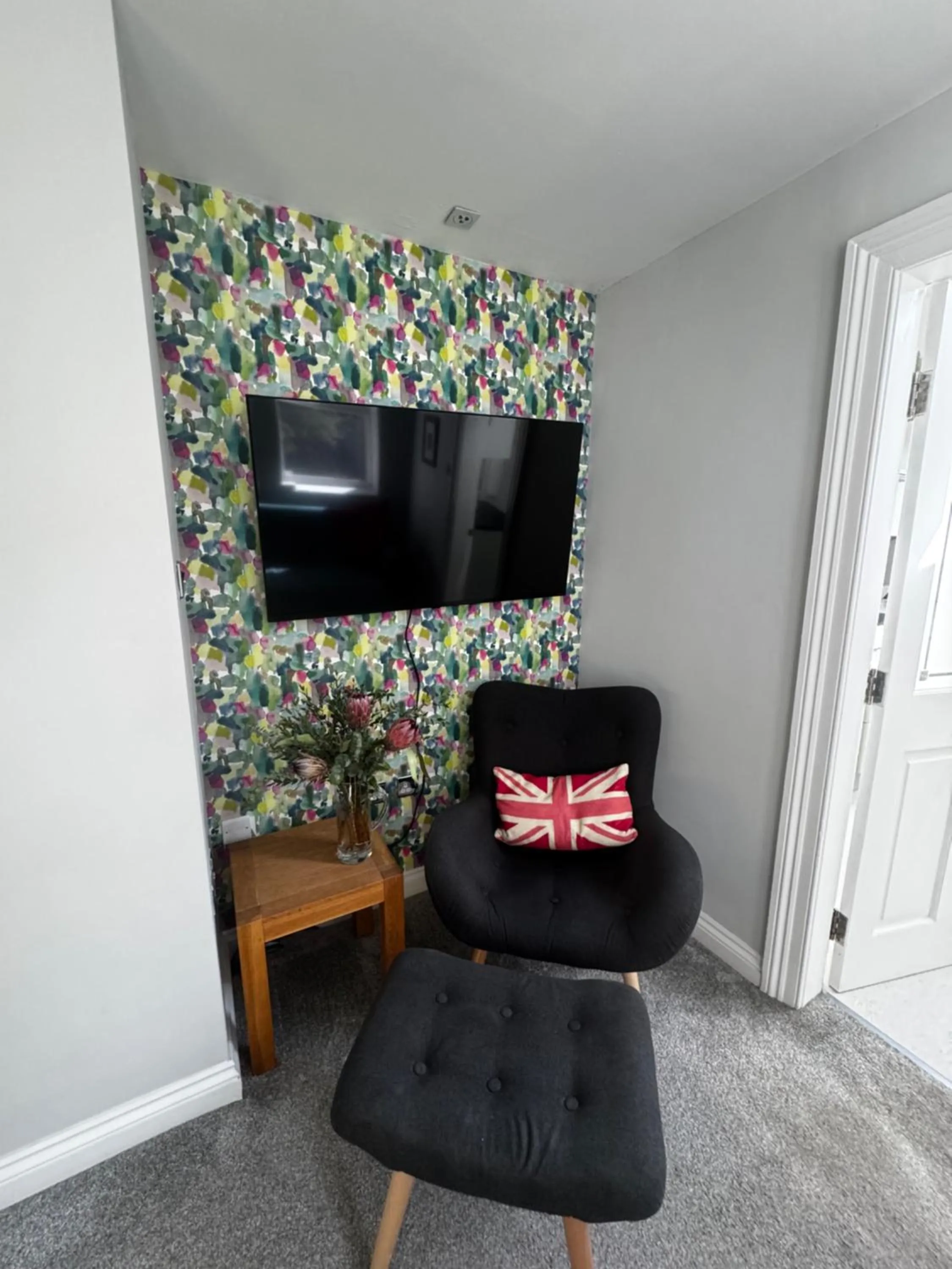 TV and multimedia in Courtyard Mews - 2 large en suite bedrooms, Garden - Harrogate Holiday Apartments