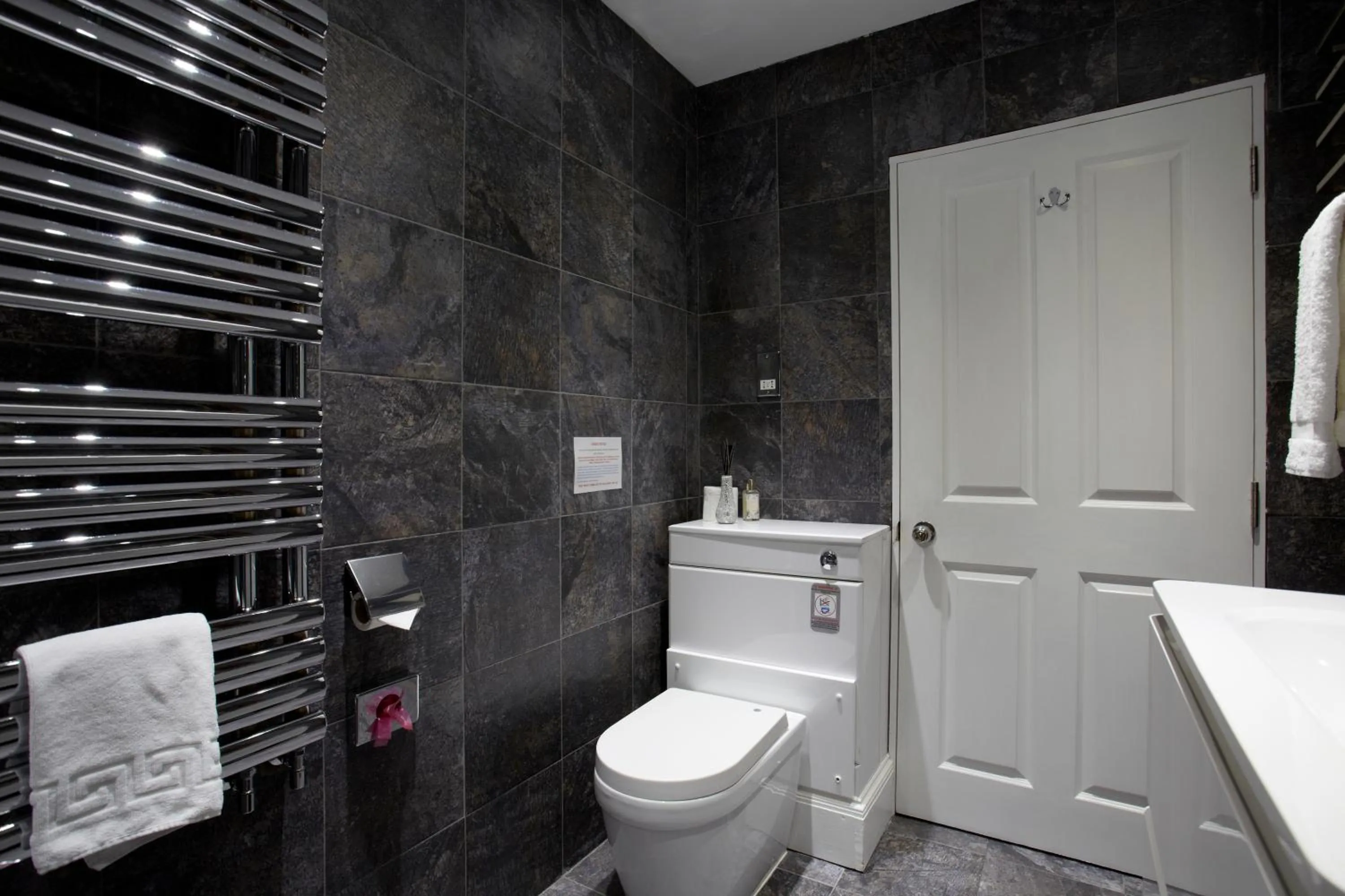 Courtyard Mews - 2 large en suite bedrooms, Garden - Harrogate Holiday Apartments