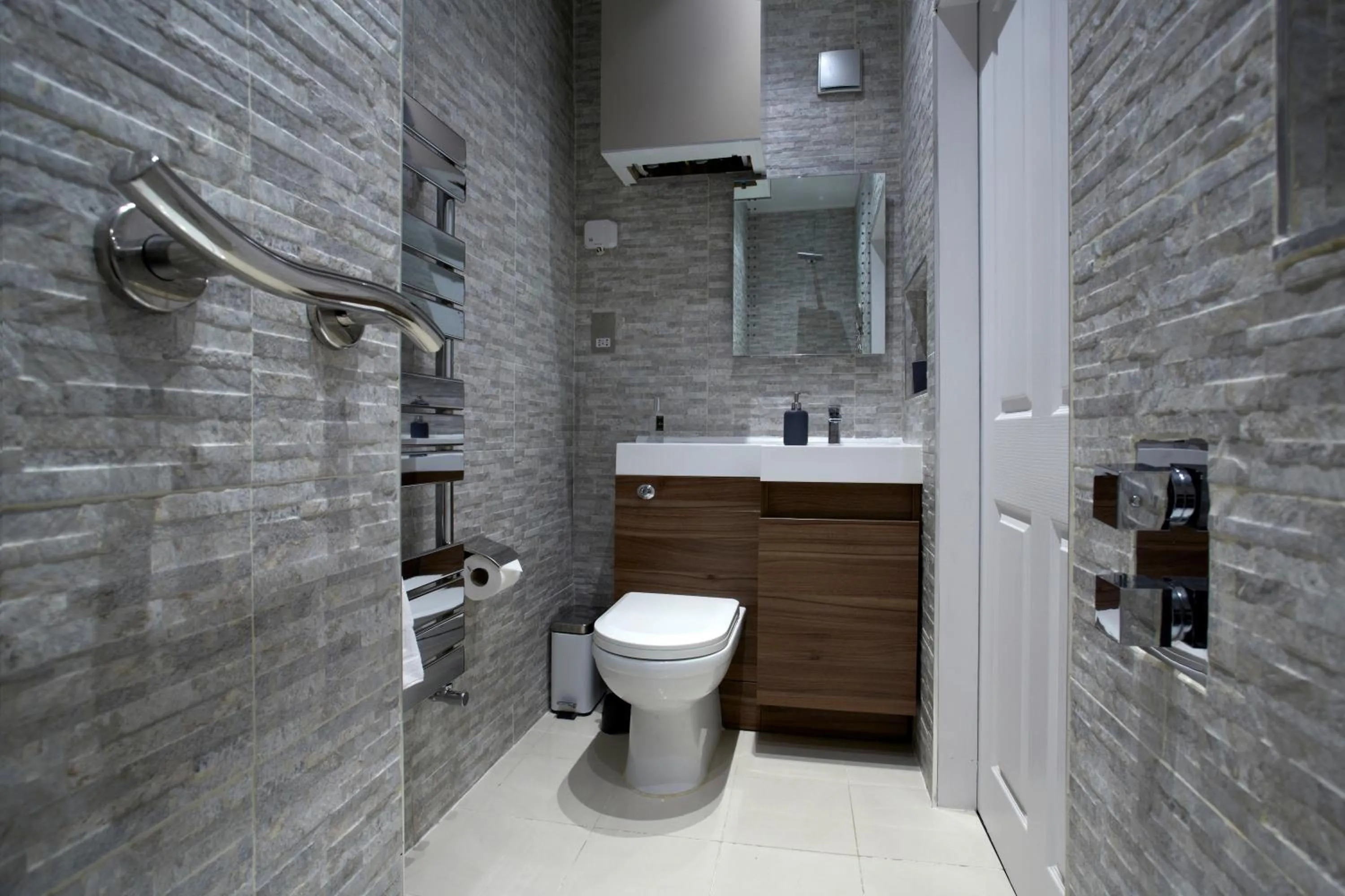 Shower in Courtyard Mews - 2 large en suite bedrooms, Garden - Harrogate Holiday Apartments