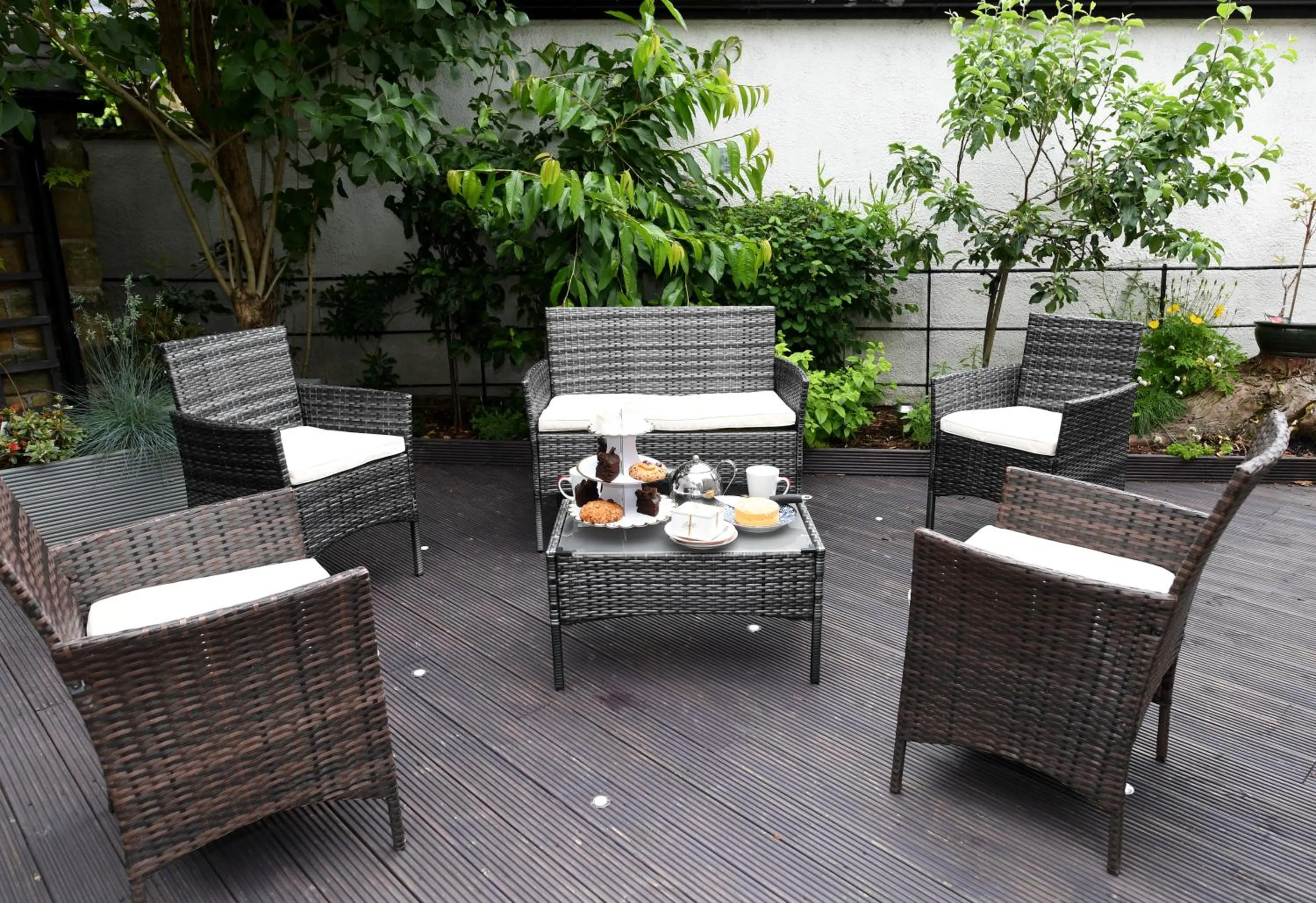 Patio in Courtyard Mews - 2 large en suite bedrooms, Garden - Harrogate Holiday Apartments