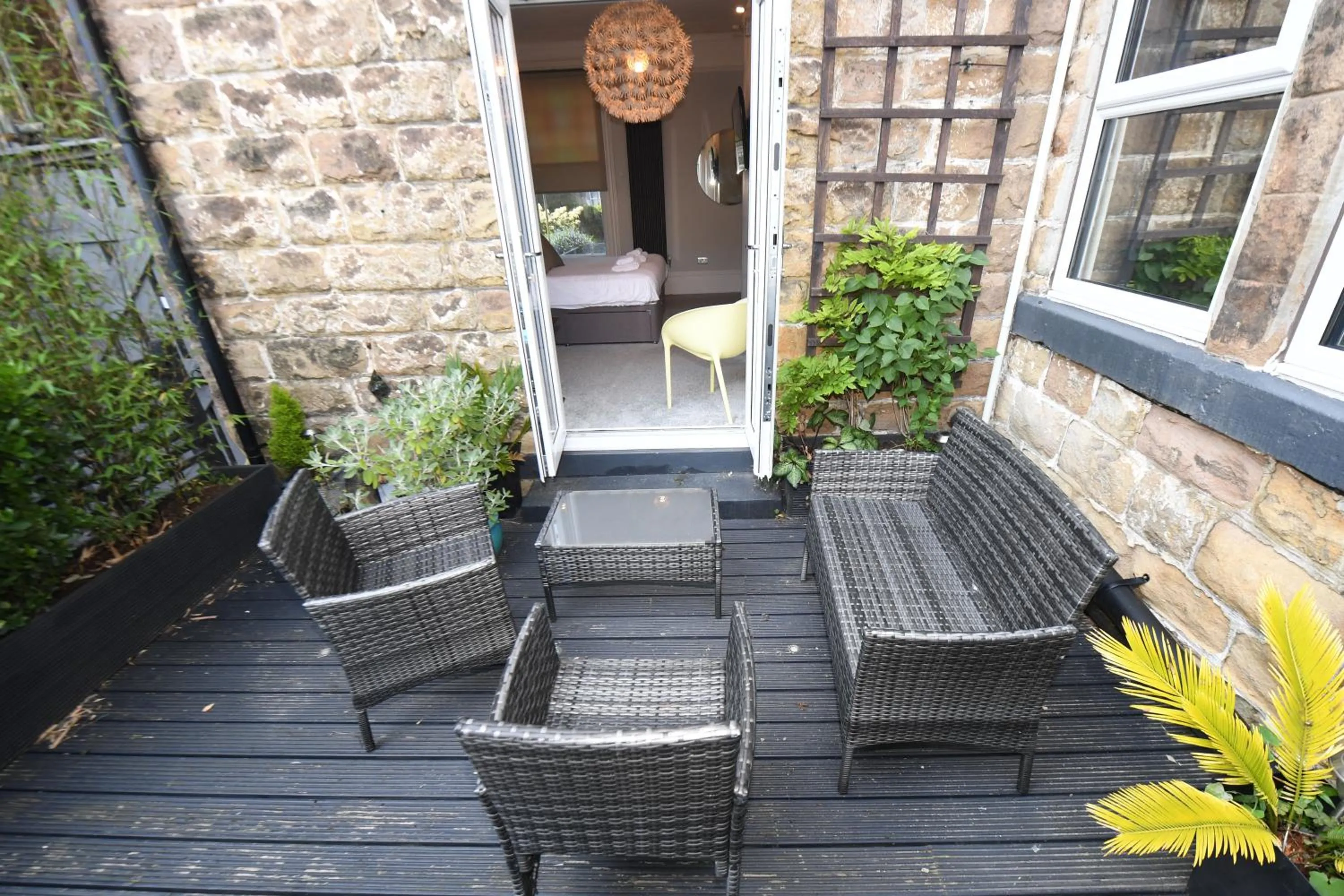 Courtyard Mews - 2 large en suite bedrooms, Garden - Harrogate Holiday Apartments