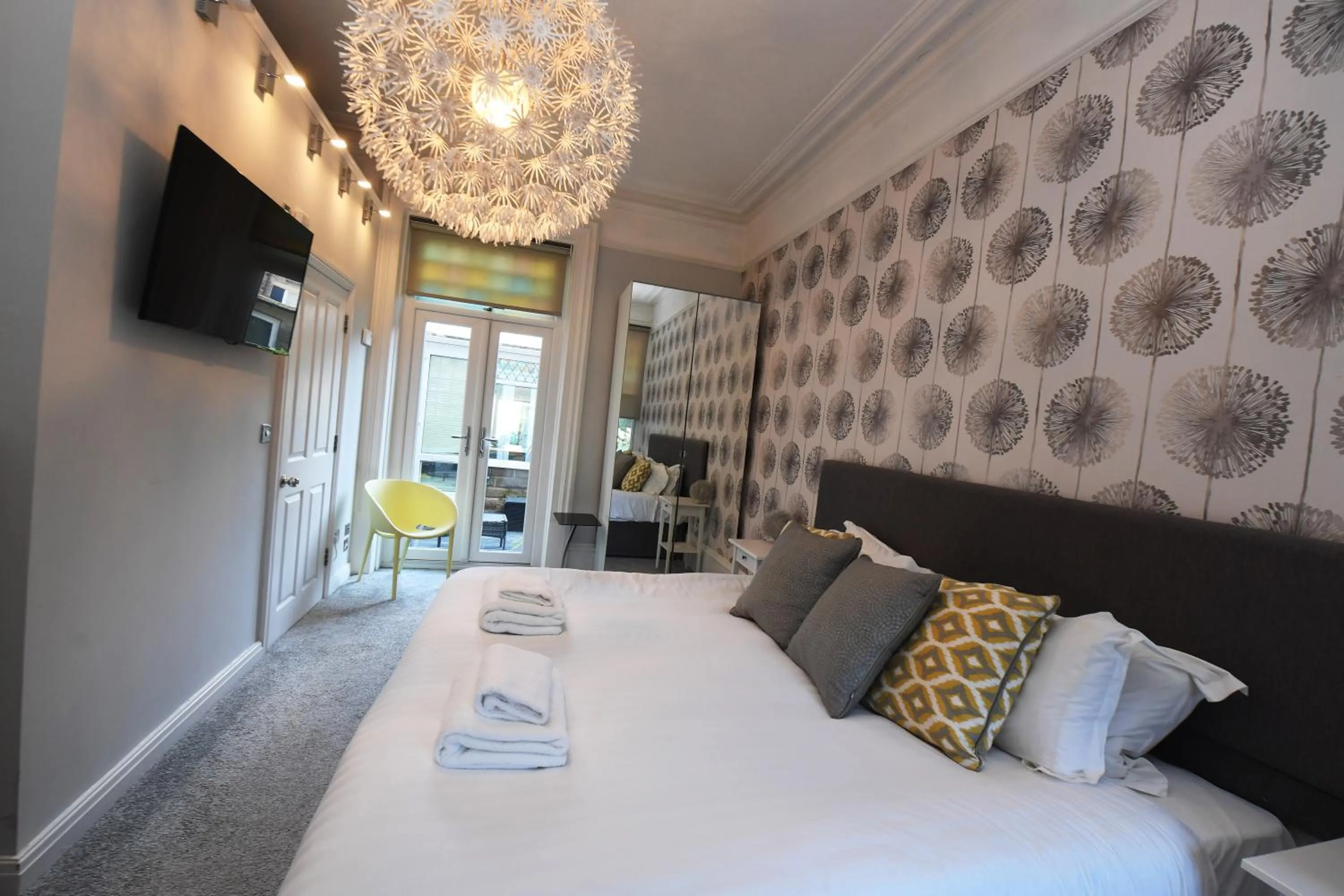 Bed in Courtyard Mews - 2 large en suite bedrooms, Garden - Harrogate Holiday Apartments