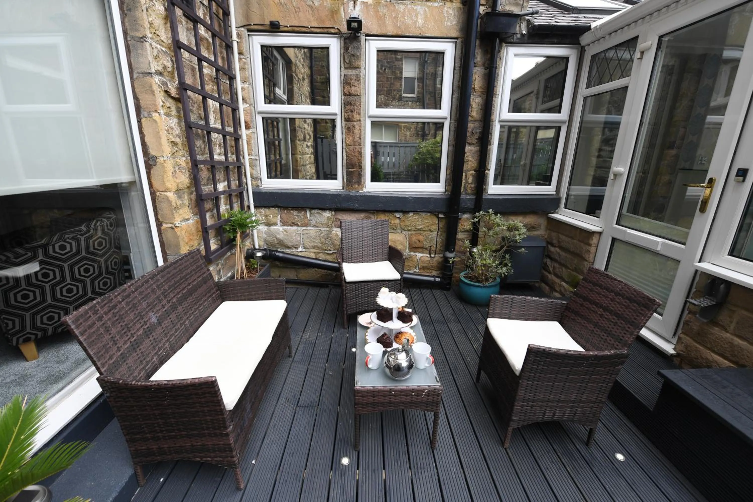Patio in Courtyard Mews - 2 large en suite bedrooms, Garden - Harrogate Holiday Apartments