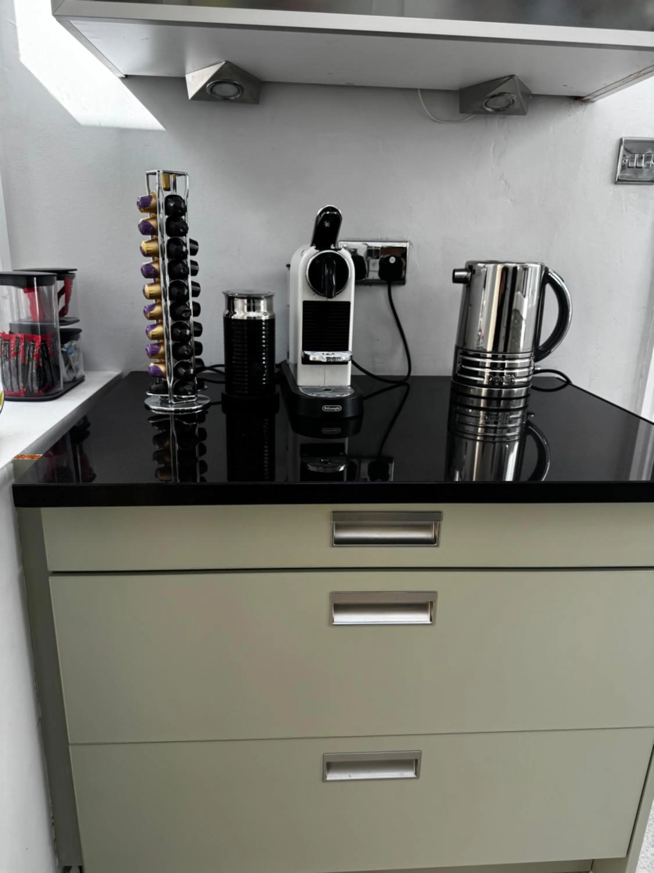 Coffee/tea facilities in Courtyard Mews - 2 large en suite bedrooms, Garden - Harrogate Holiday Apartments