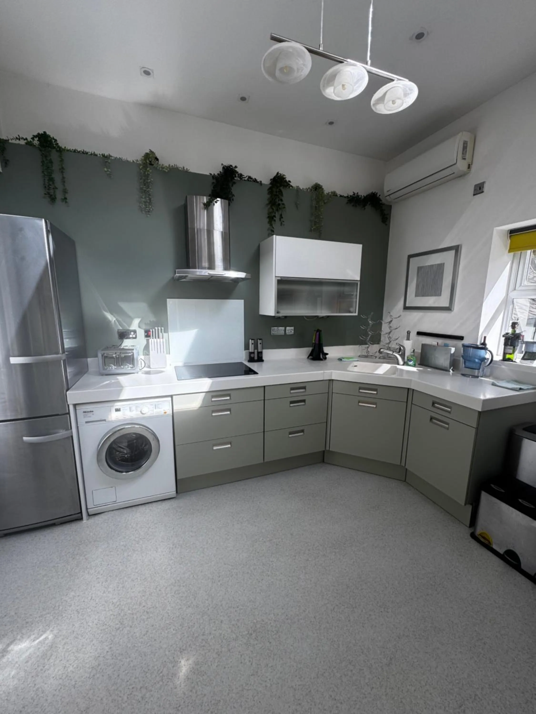 Kitchen or kitchenette in Courtyard Mews - 2 large en suite bedrooms, Garden - Harrogate Holiday Apartments