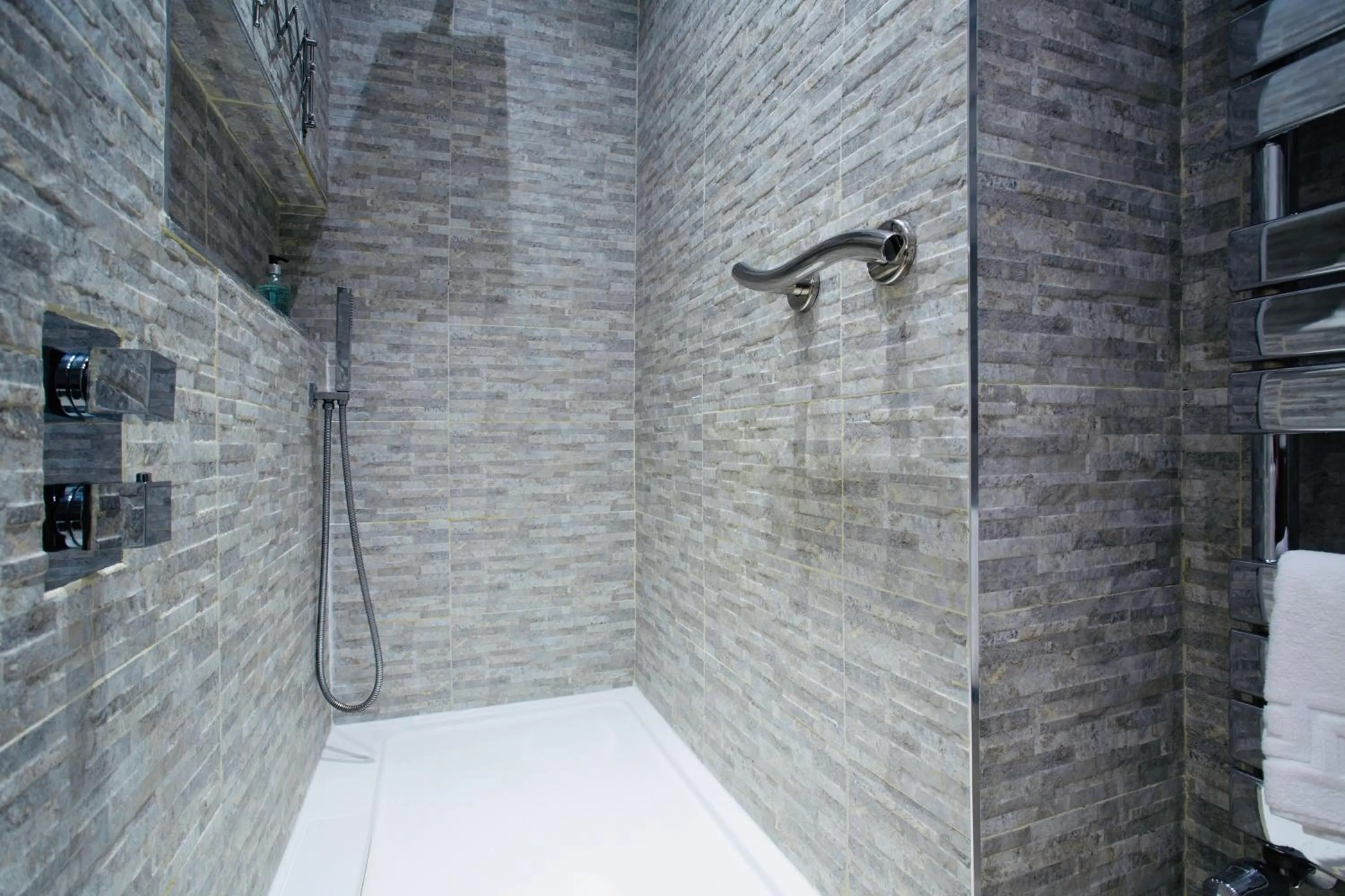 Shower in Courtyard Mews - 2 large en suite bedrooms, Garden - Harrogate Holiday Apartments