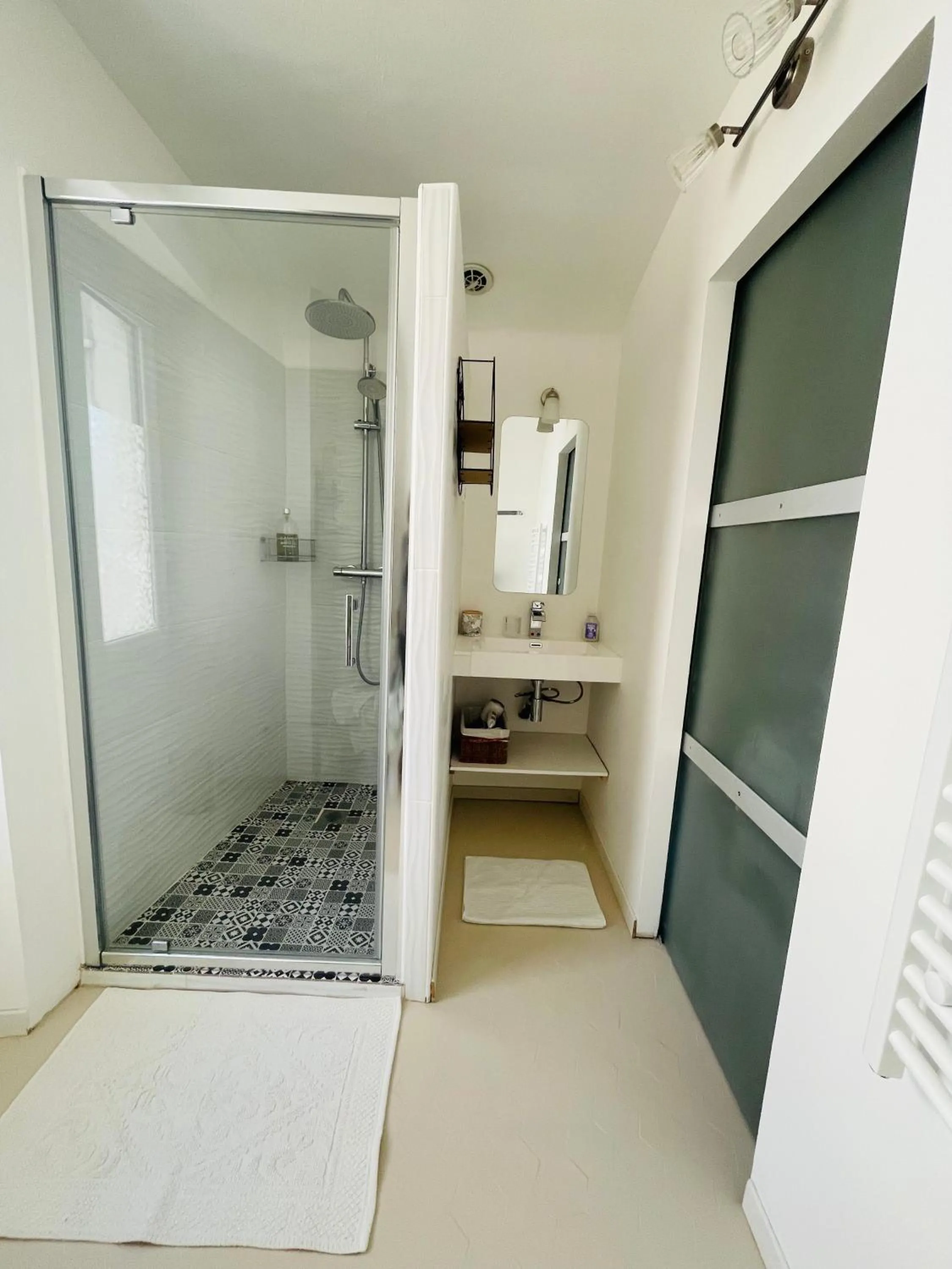 Shower in Maison des Bourgades