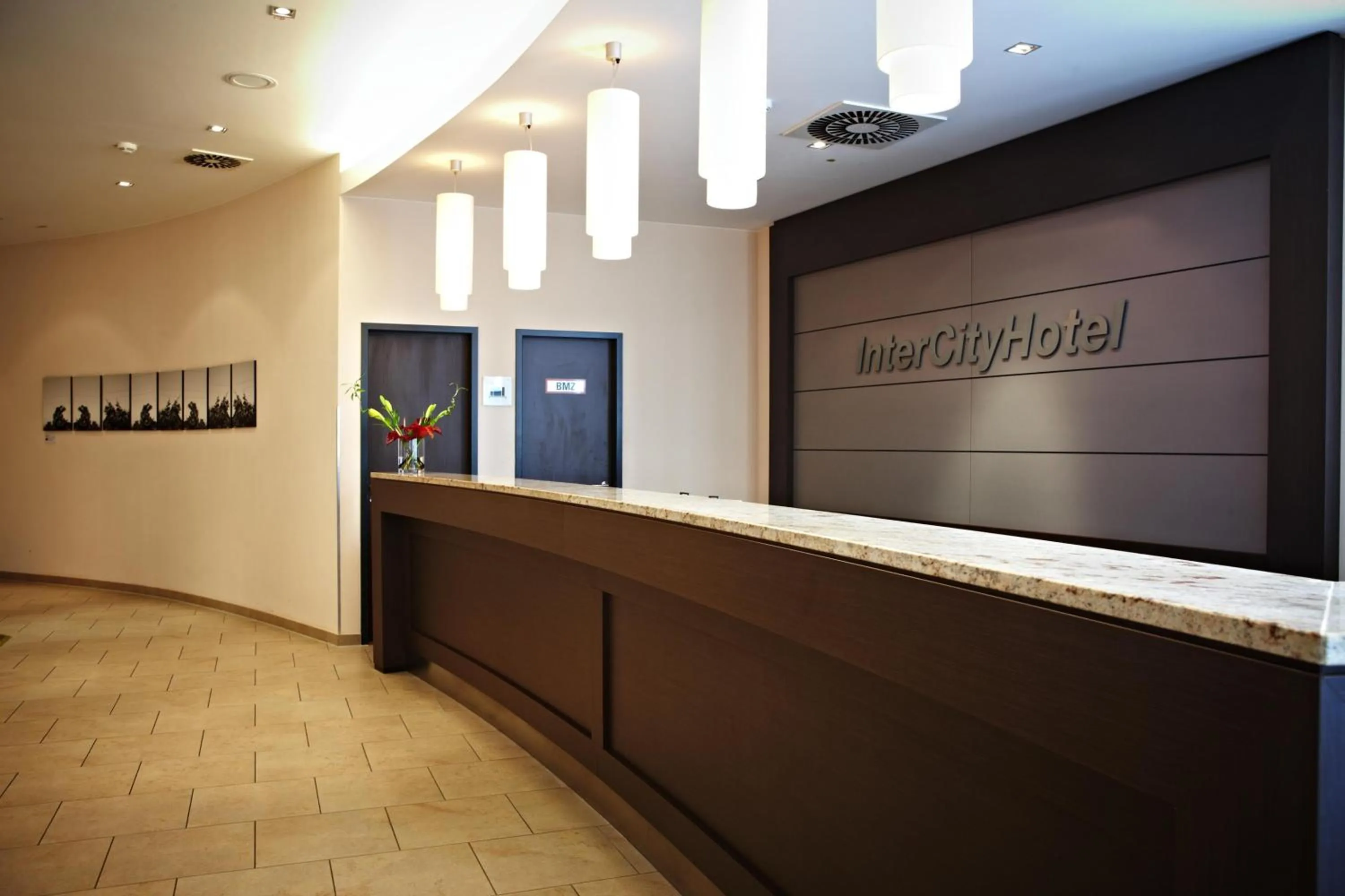 Lobby or reception in IntercityHotel Mainz