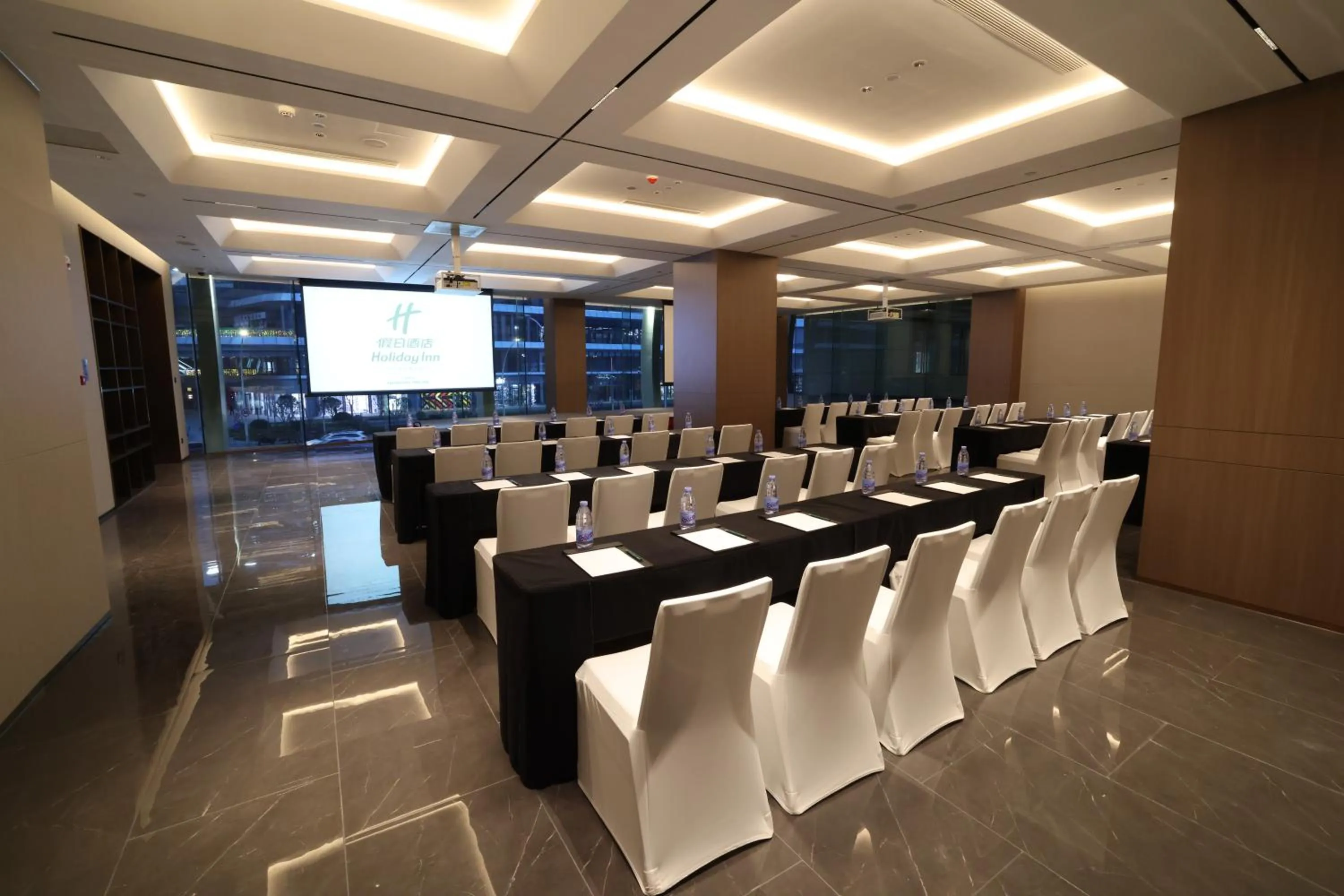 Meeting/conference room in Holiday Inn Express Zhabei Shanghai, an IHG Hotel