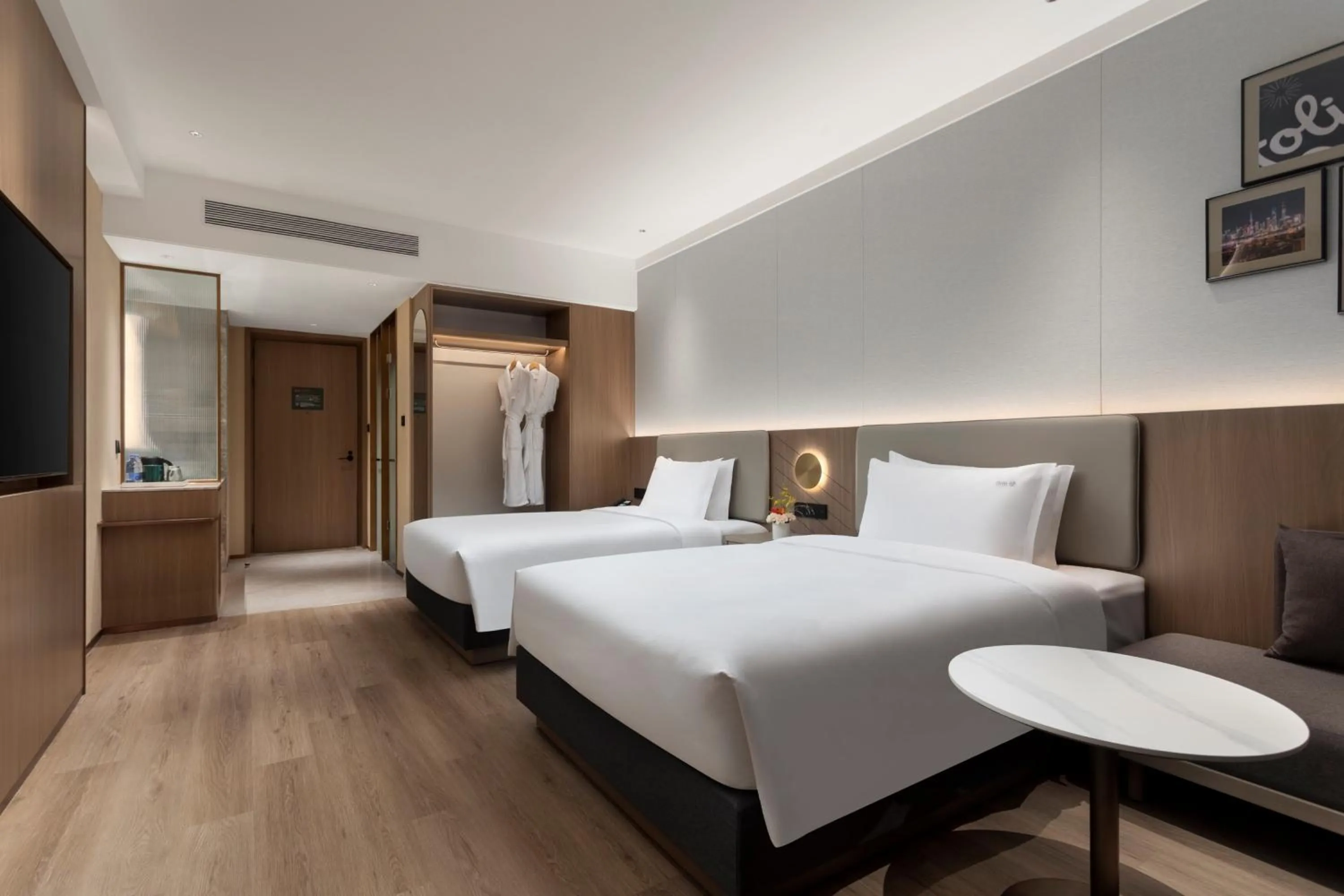 Bed in Holiday Inn Express Zhabei Shanghai, an IHG Hotel