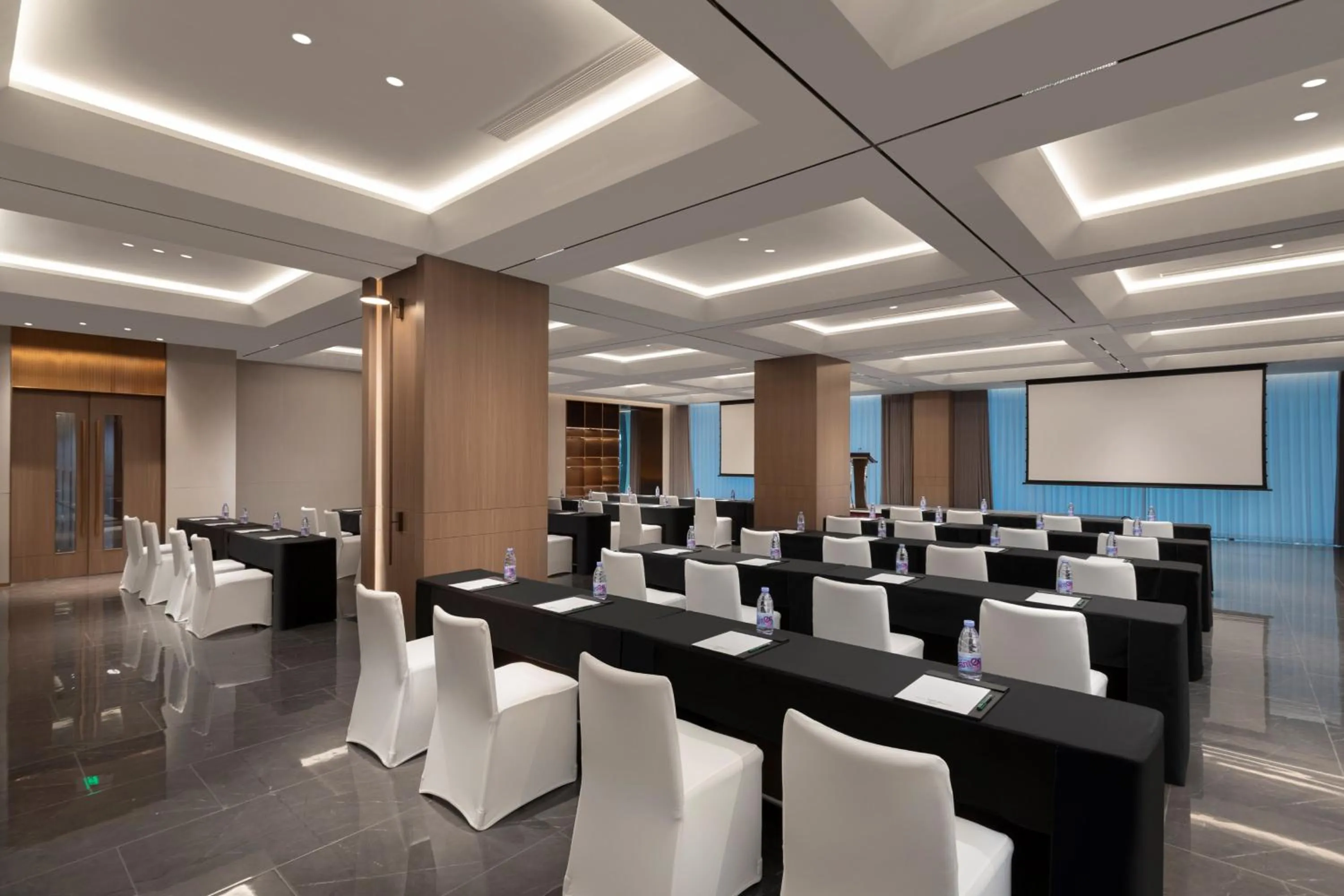 Meeting/conference room in Holiday Inn Express Zhabei Shanghai, an IHG Hotel