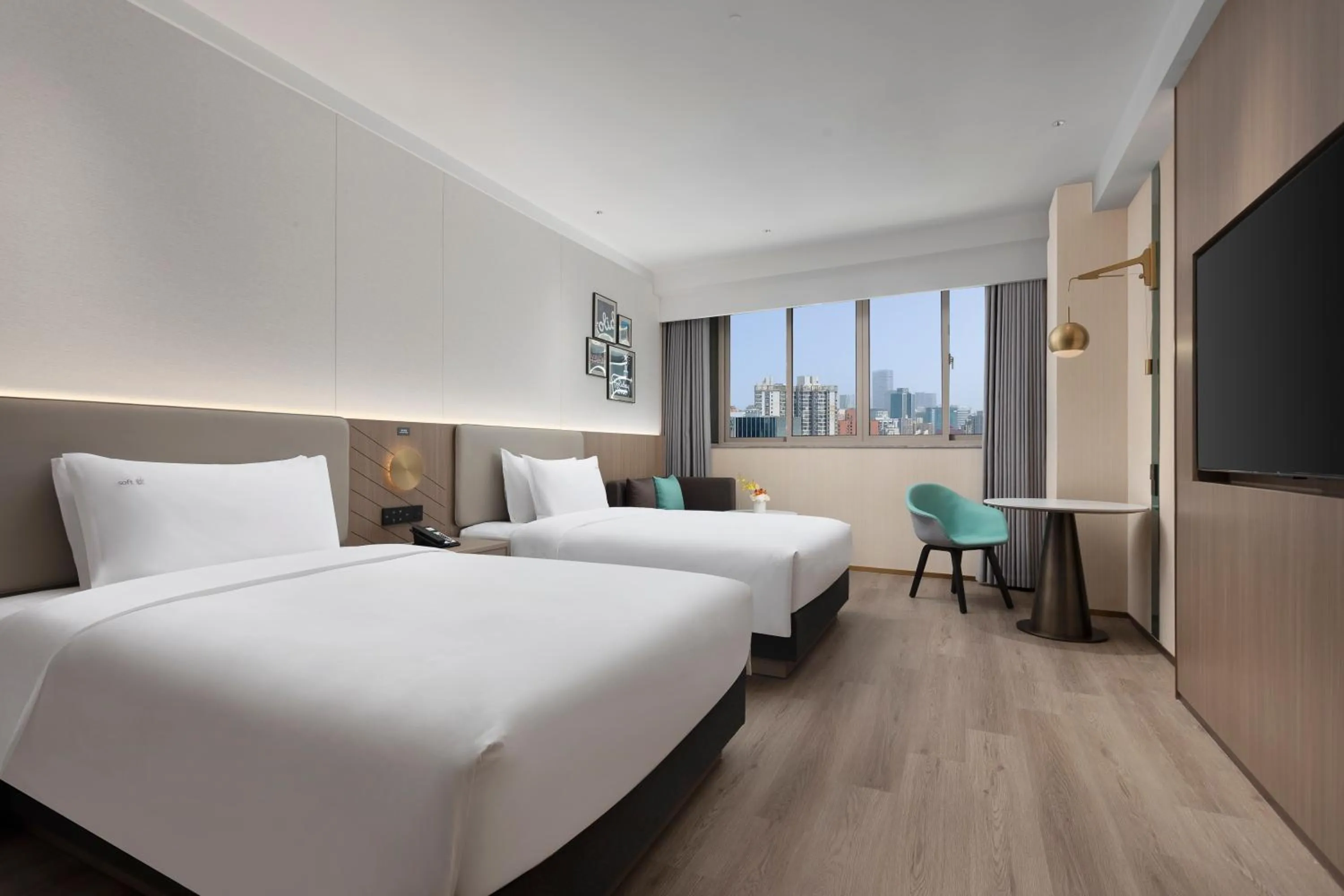 Bed in Holiday Inn Express Zhabei Shanghai, an IHG Hotel