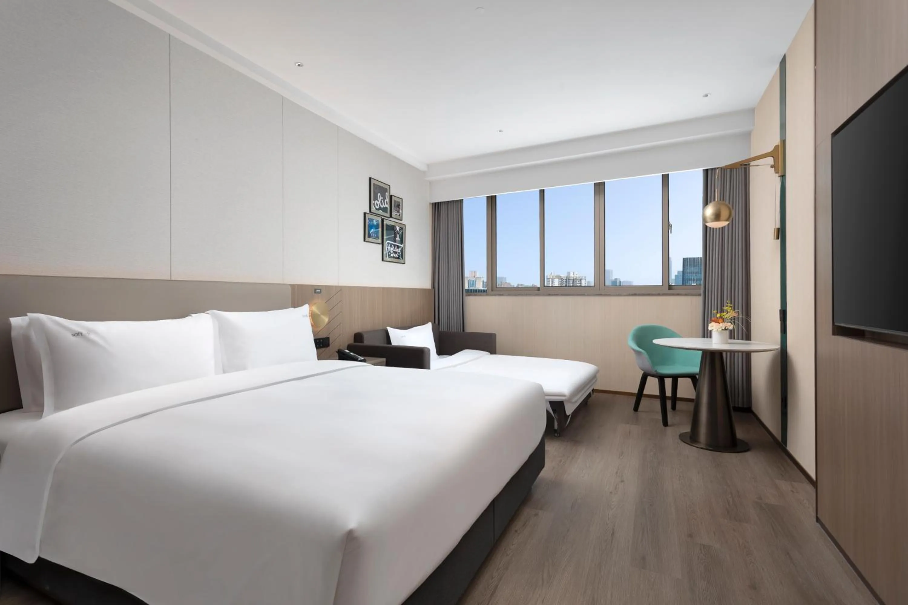 Bed in Holiday Inn Express Zhabei Shanghai, an IHG Hotel