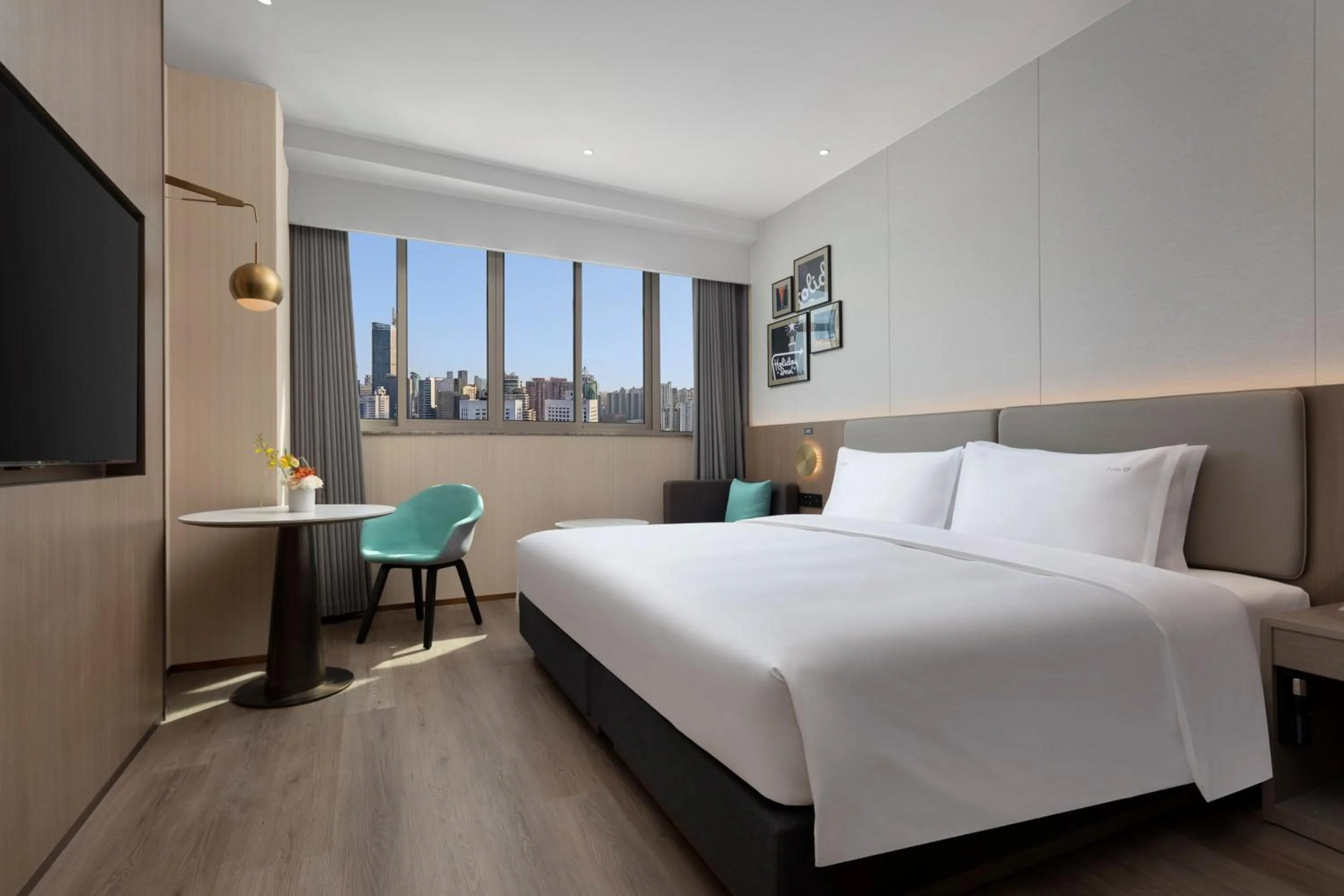 Photo of the whole room, Bed in Holiday Inn Express Zhabei Shanghai, an IHG Hotel