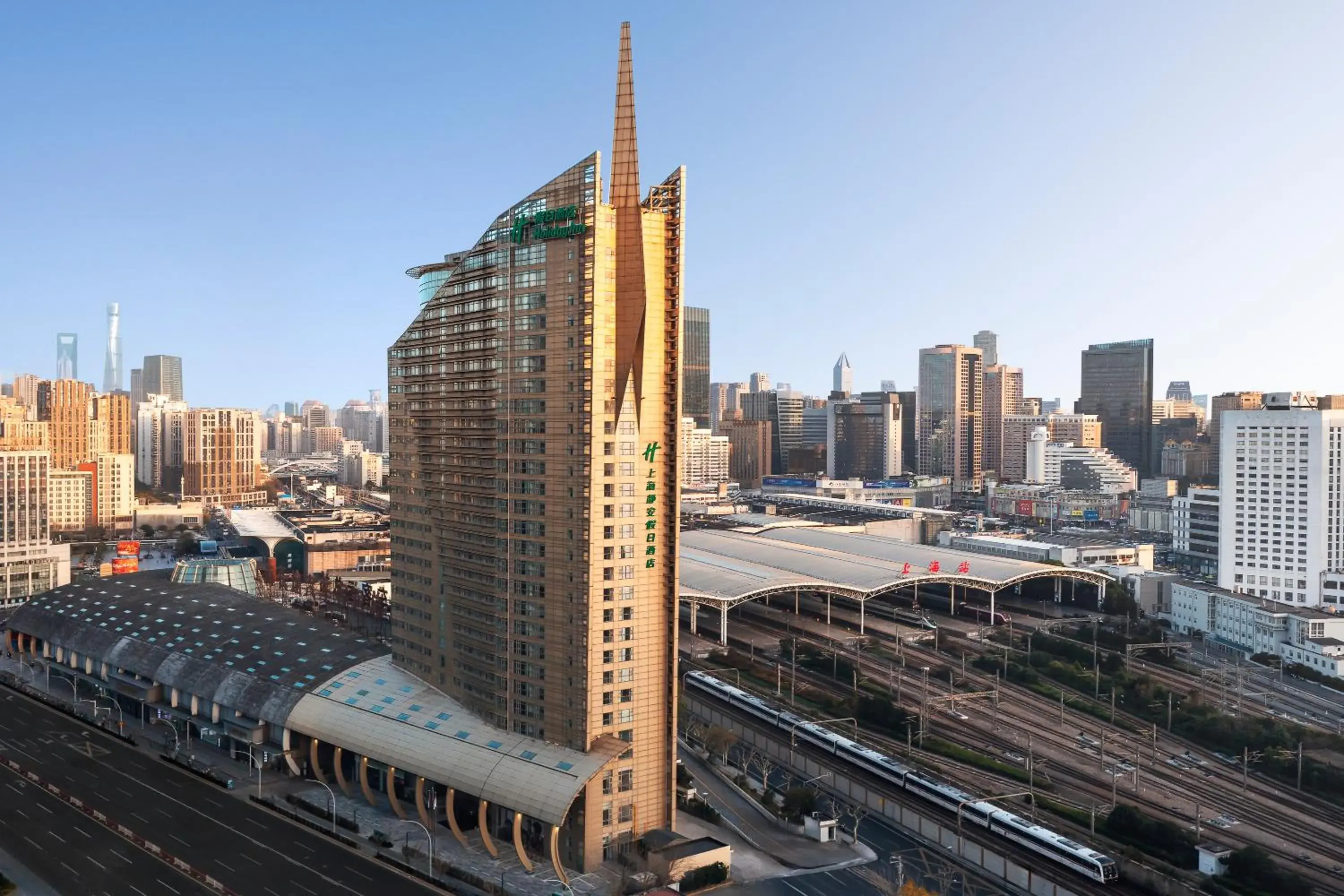 Property building in Holiday Inn Express Zhabei Shanghai, an IHG Hotel Property building in Holiday Inn Express Zhabei Shanghai, an IHG Hotel