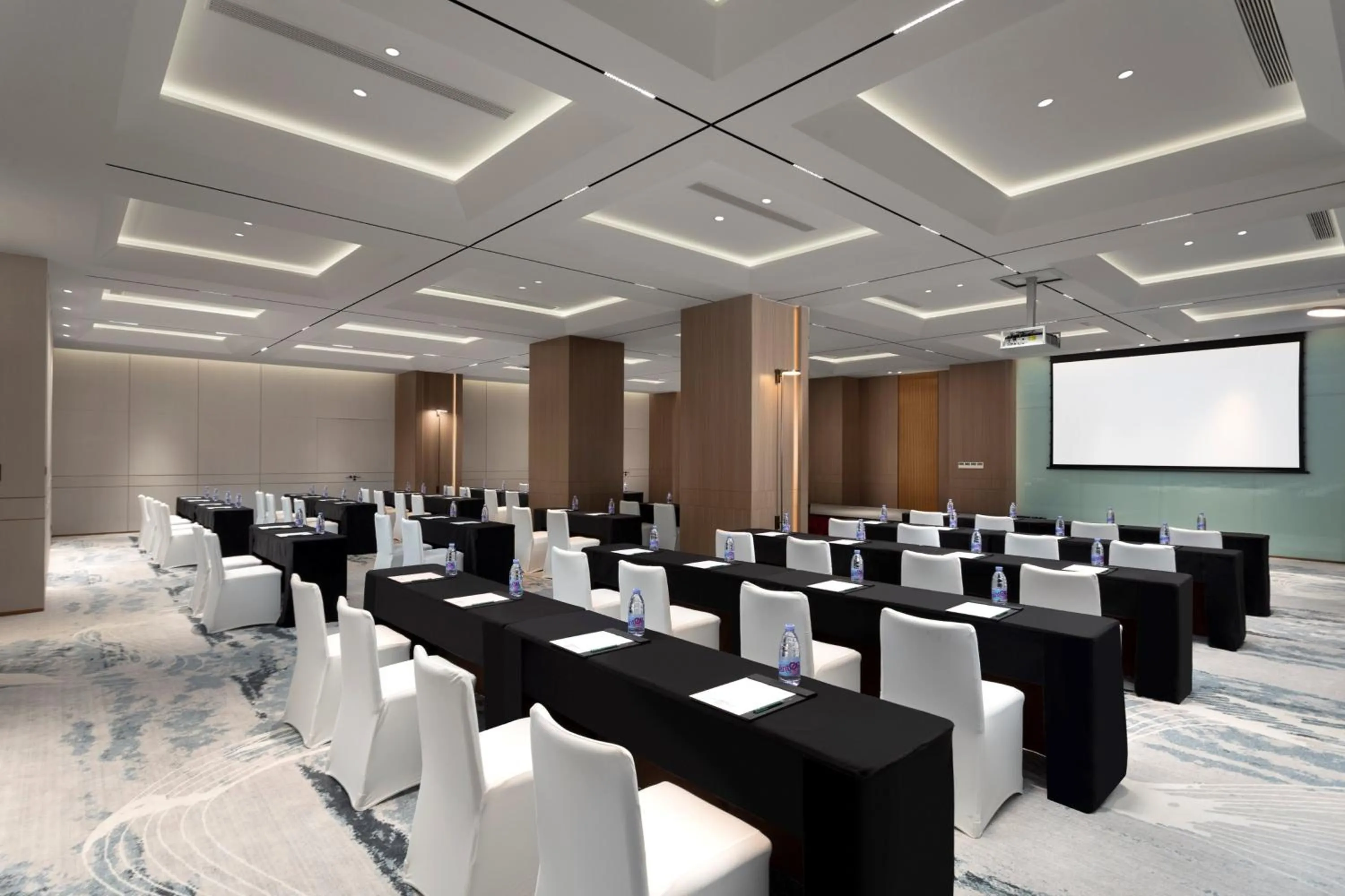 Meeting/conference room in Holiday Inn Express Zhabei Shanghai, an IHG Hotel