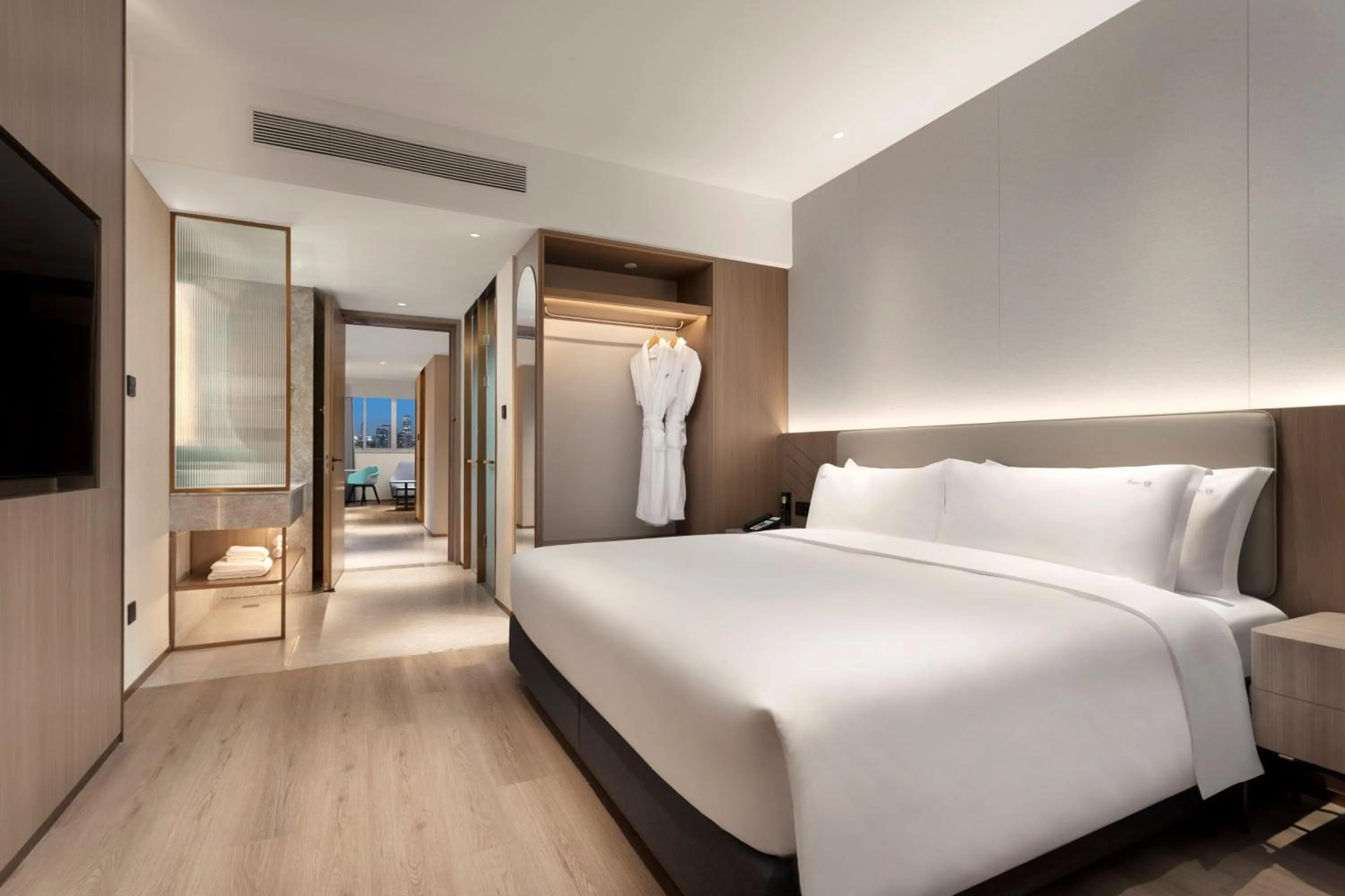 Bedroom, Bed in Holiday Inn Express Zhabei Shanghai, an IHG Hotel