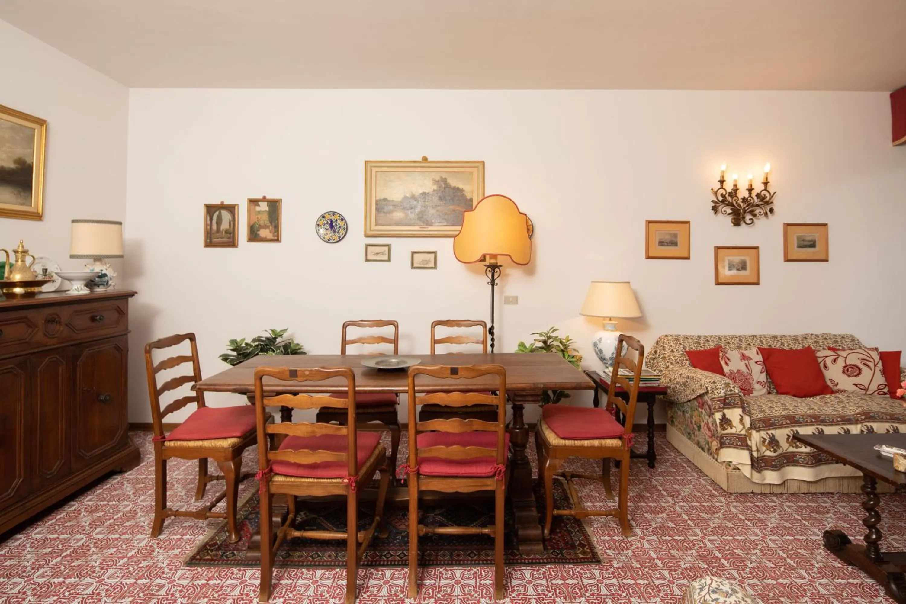 Dining area in Imperiale Apartment by Mmega