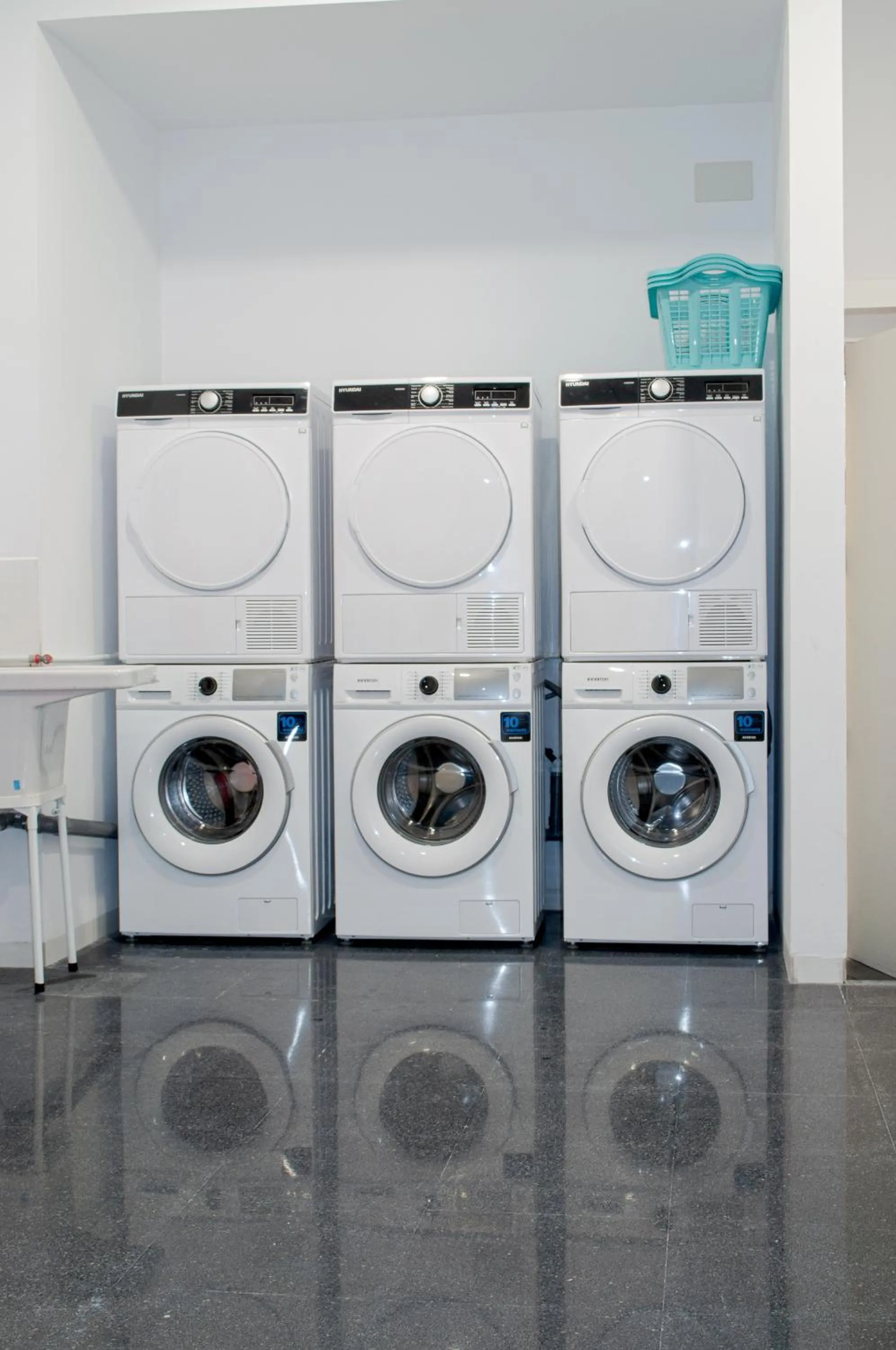 Property building in Holihome Rambla 24