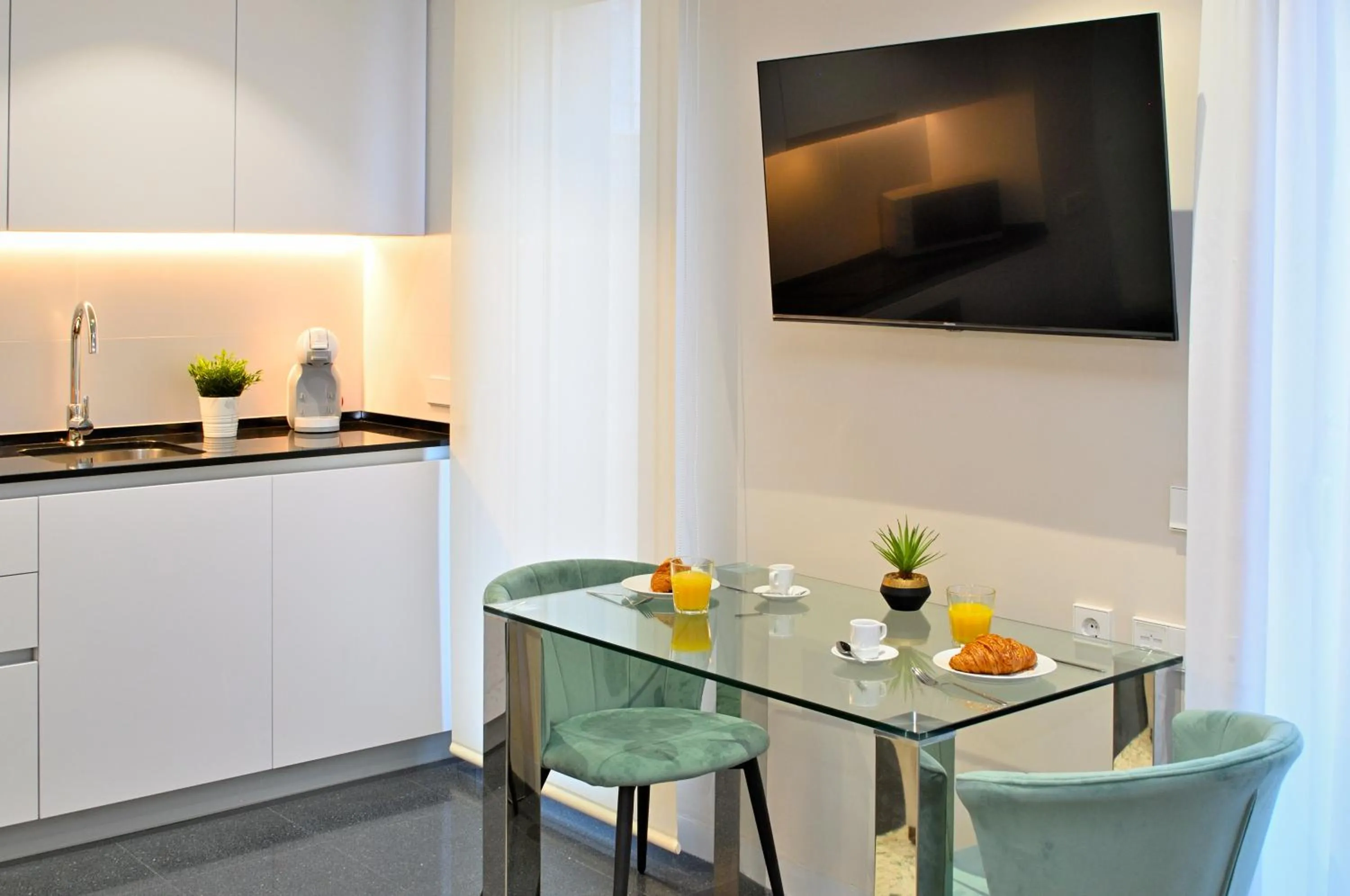 Dining area in Holihome Rambla 24
