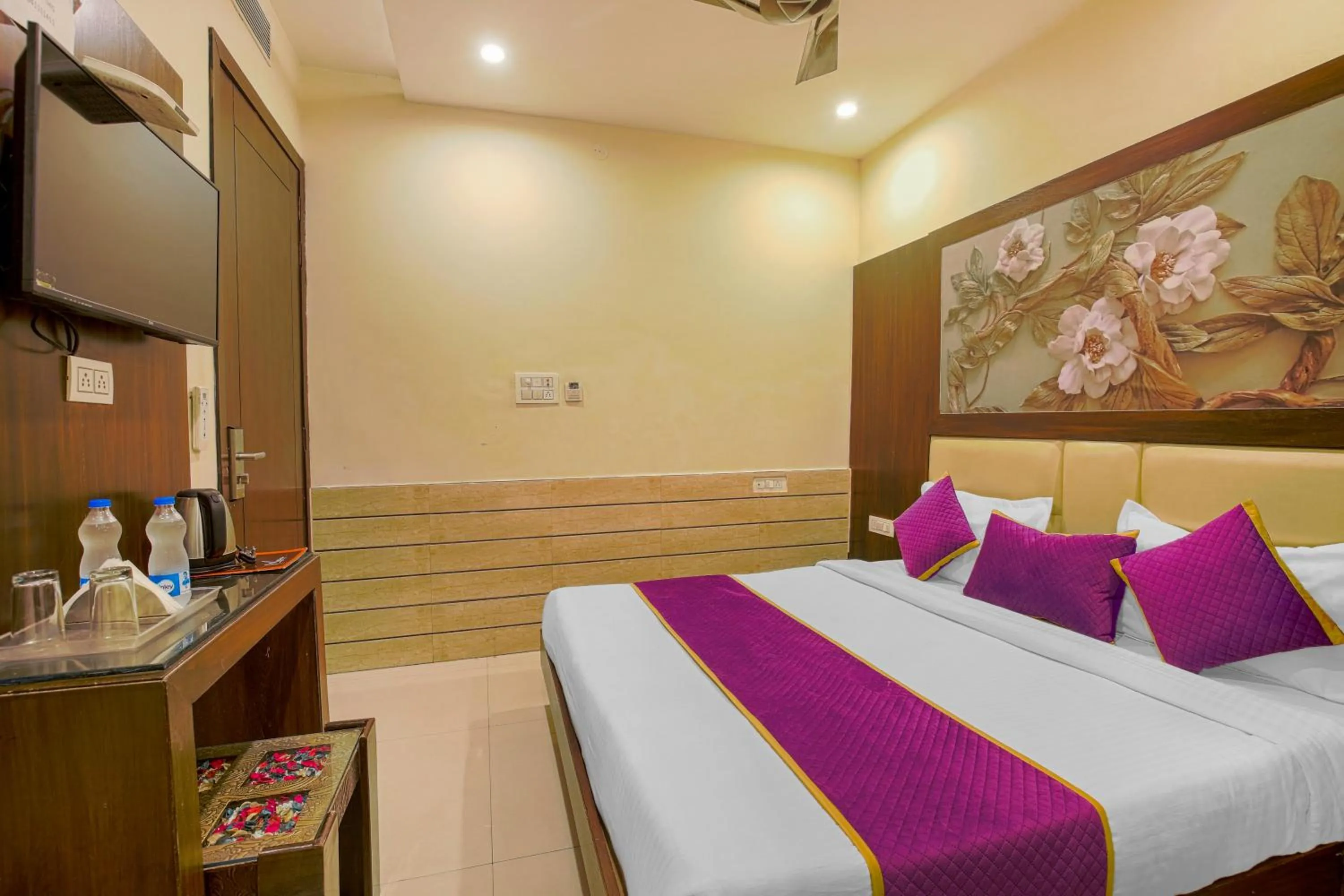 Bed in Hotel Crown, Near Golden temple