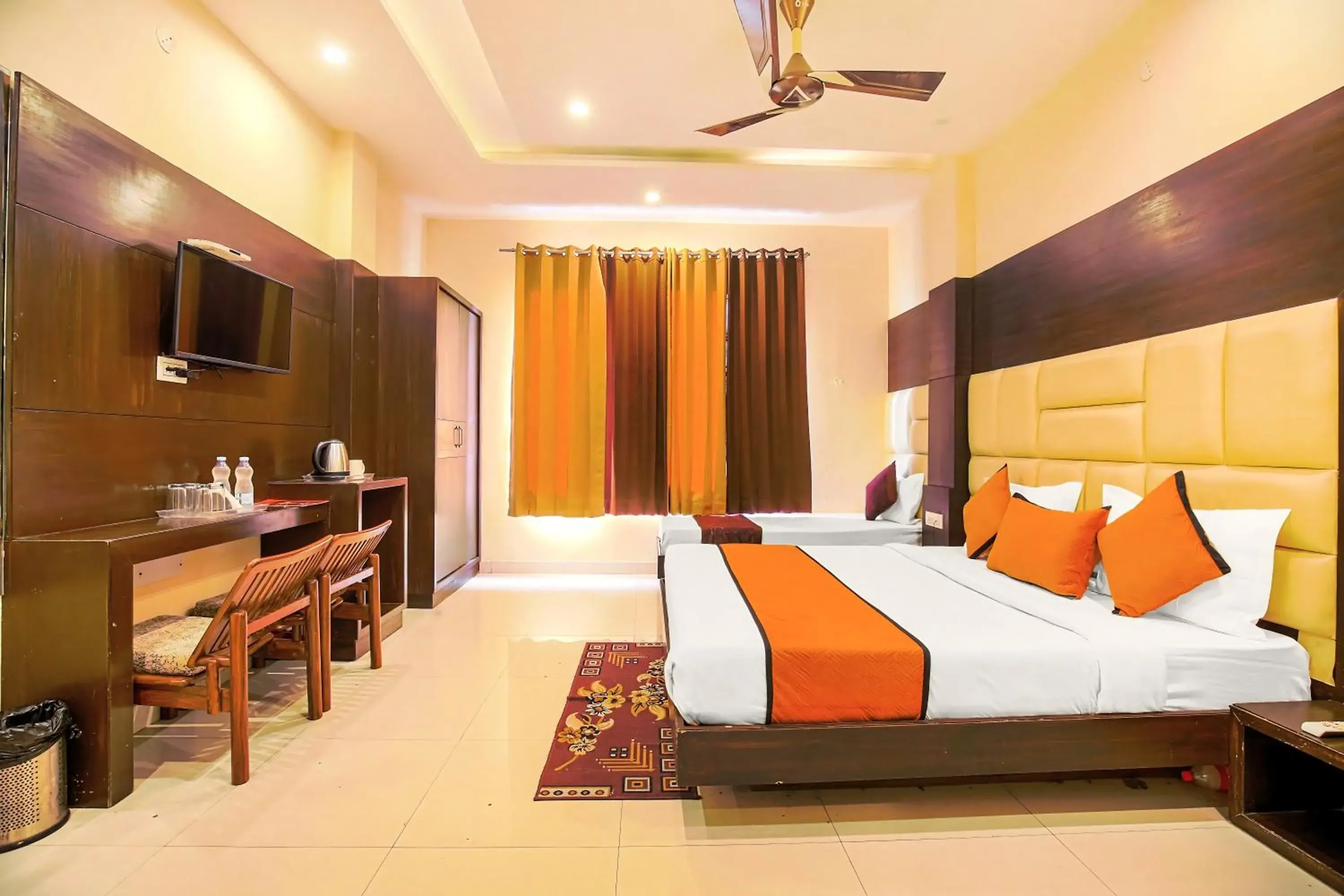 Bedroom, Bed in Hotel Crown, Near Golden temple Bedroom, Bed in Hotel Crown, Near Golden temple