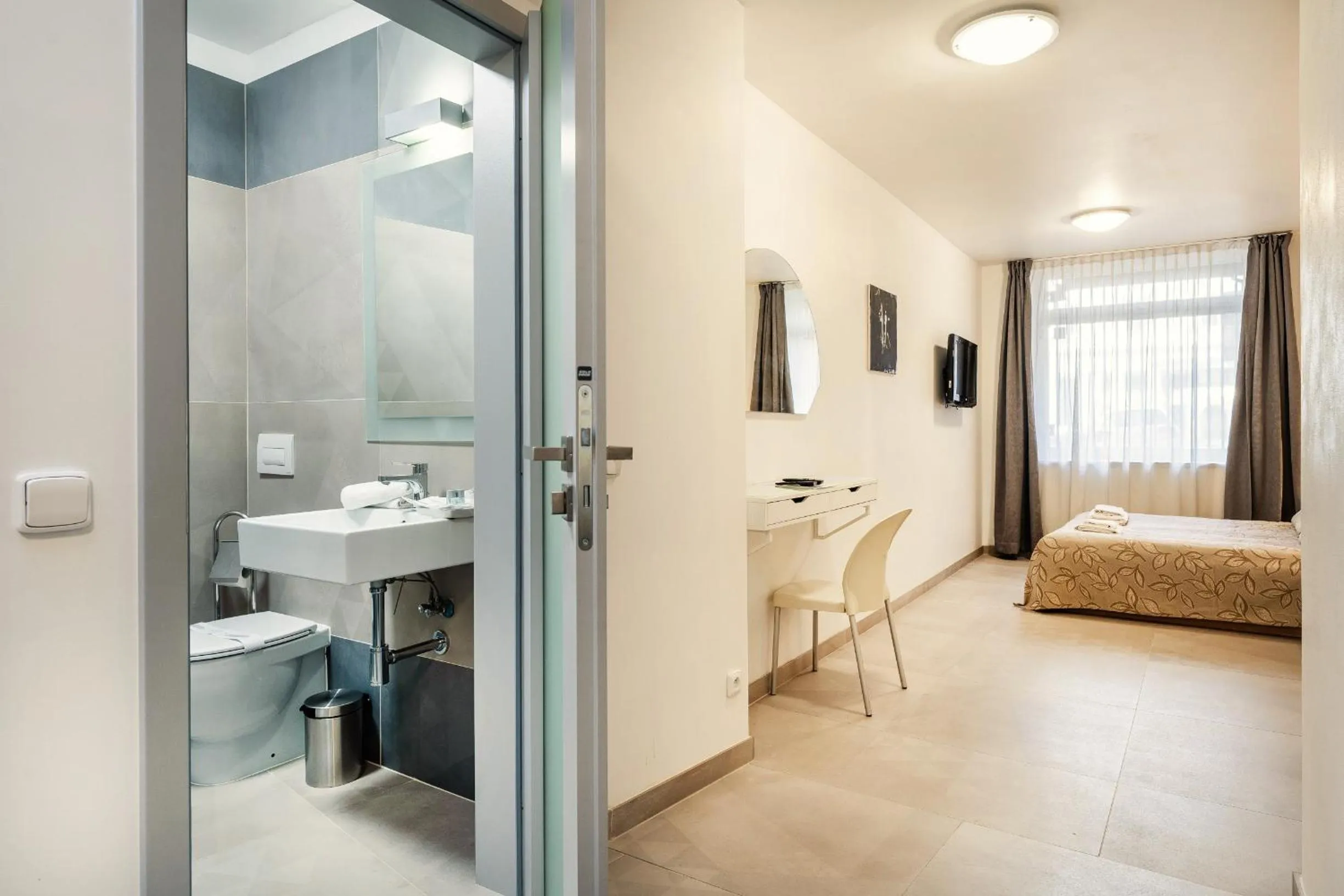 Bathroom, Bed in Vincanto Rooms Old Town Prague1