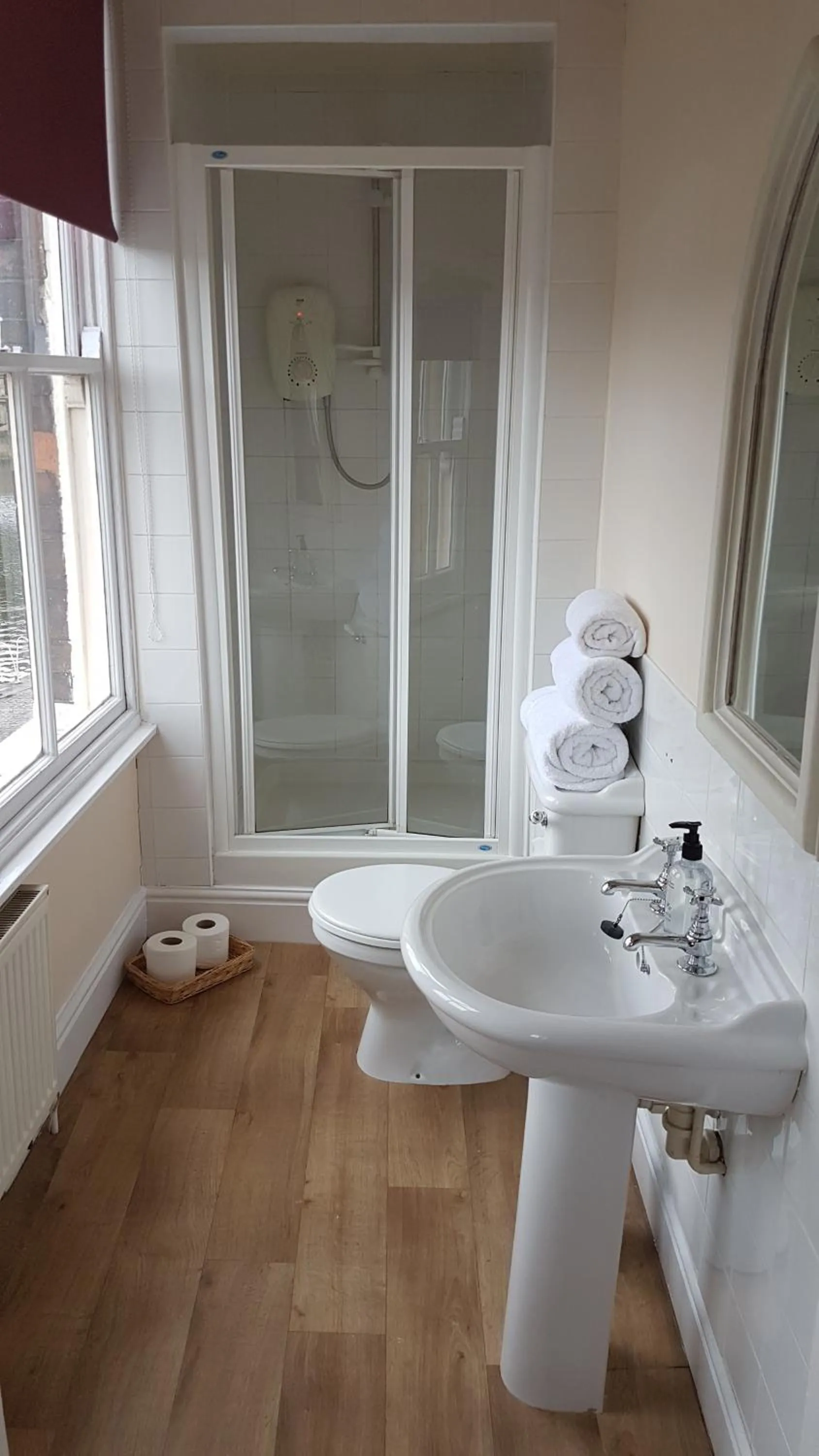 Lil's On The Waterfront