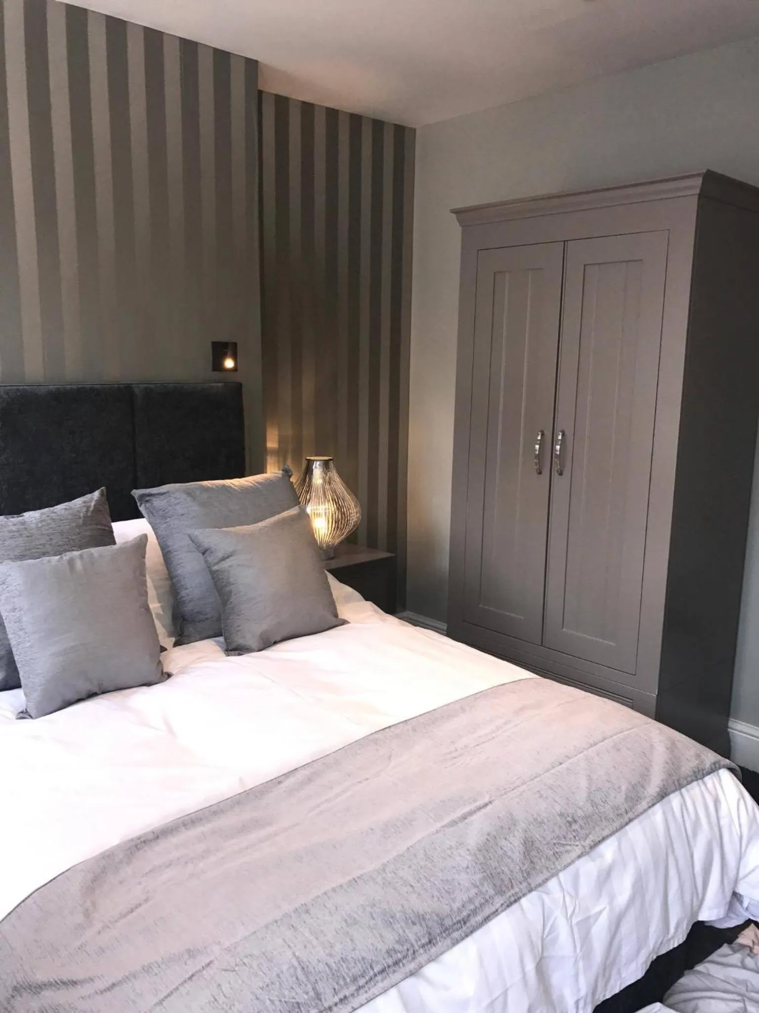 Bed in Lil's On The Waterfront