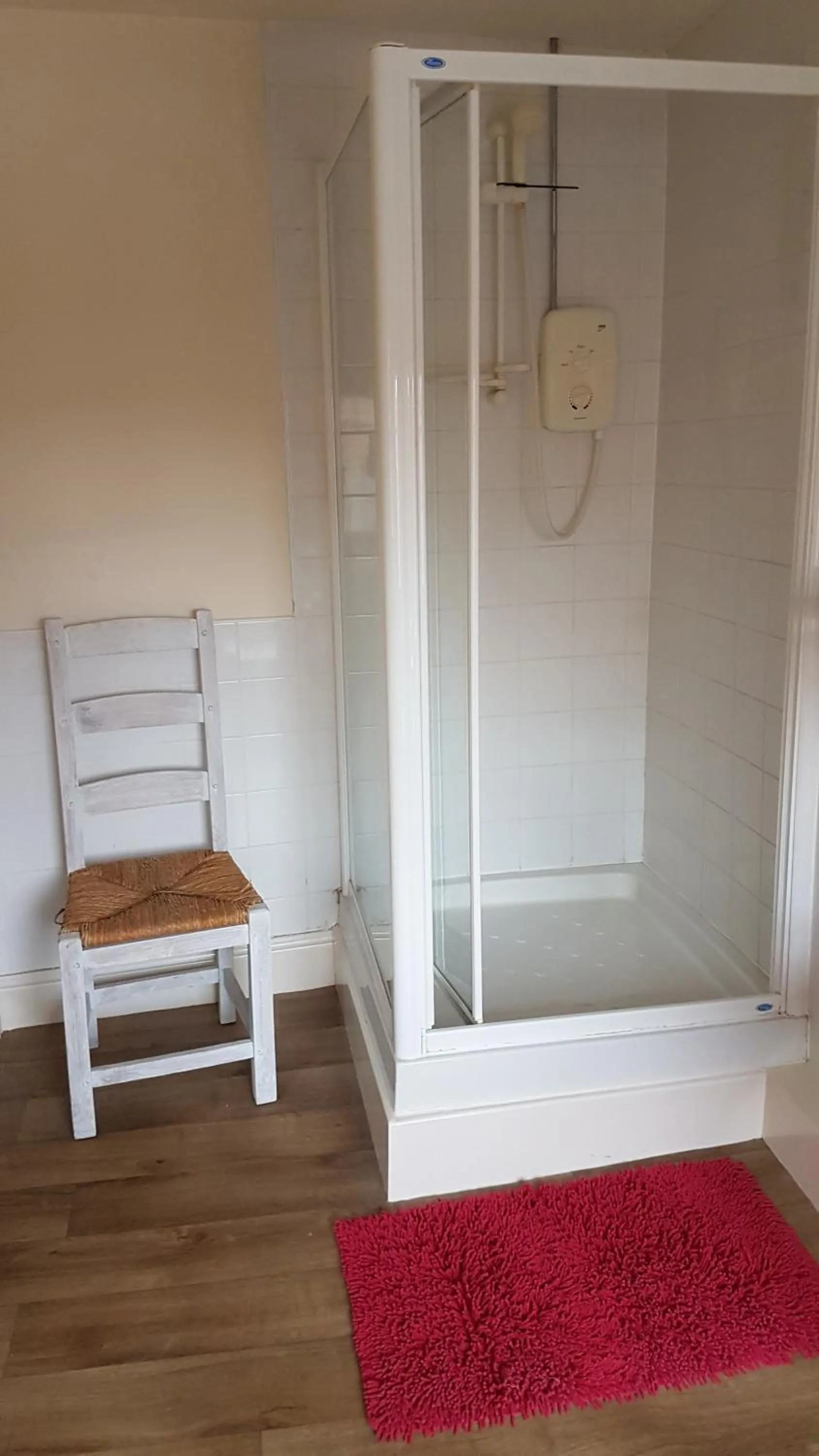 Shower in Lil's On The Waterfront