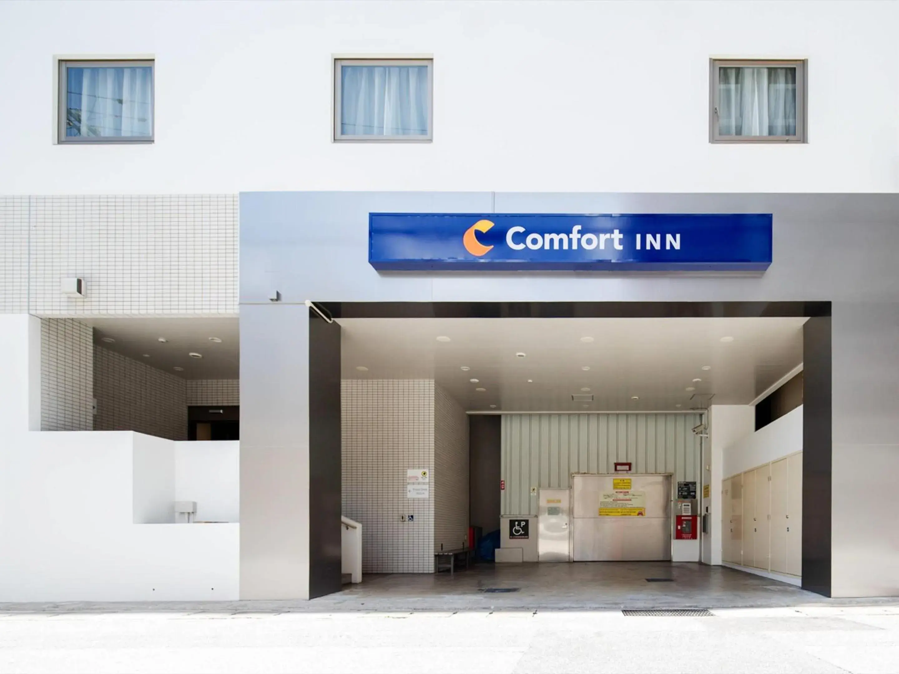Property building in Comfort Inn Naha Tomari Port Property building in Comfort Inn Naha Tomari Port