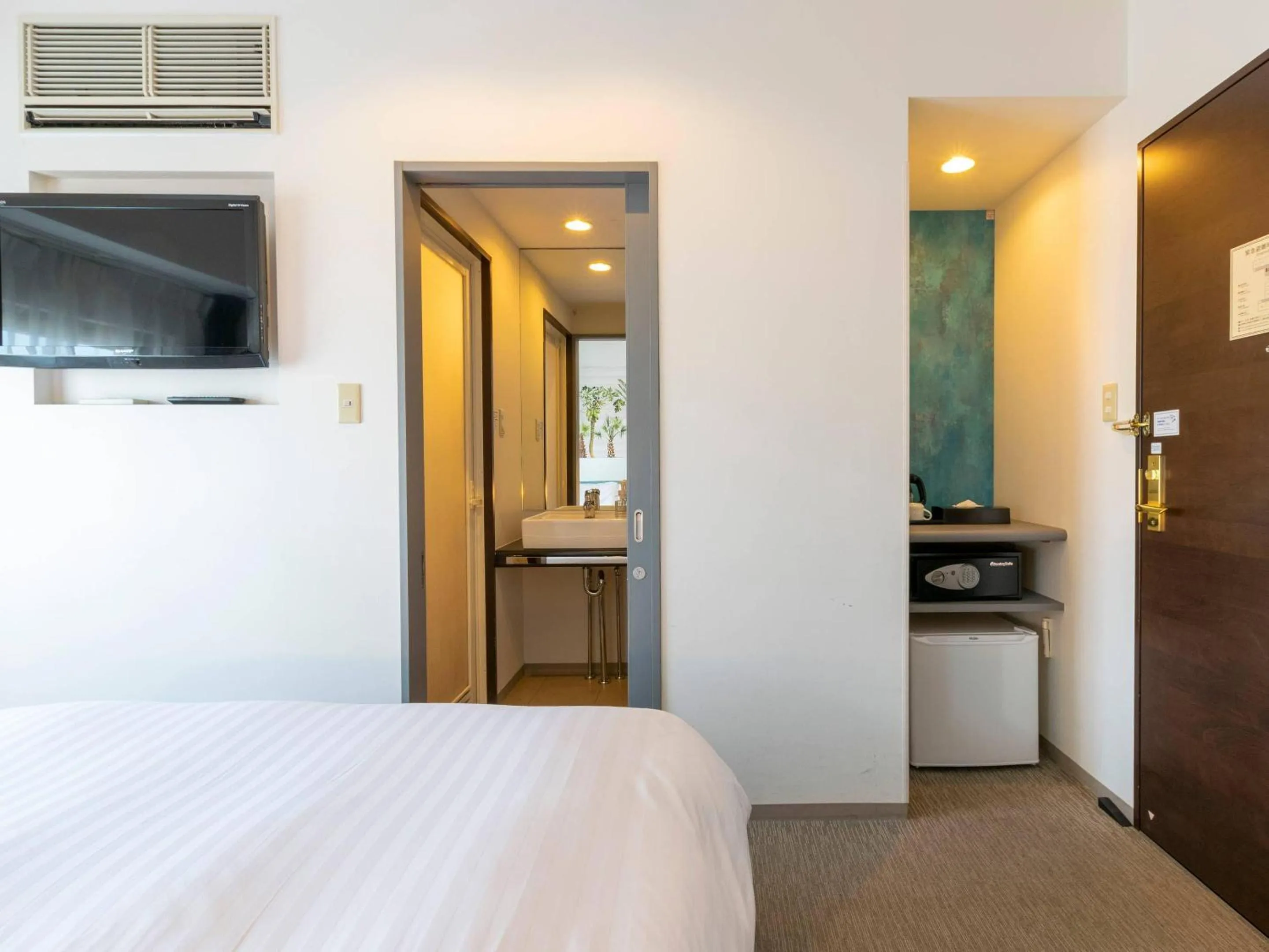 Bedroom, Bed in Comfort Inn Naha Tomari Port