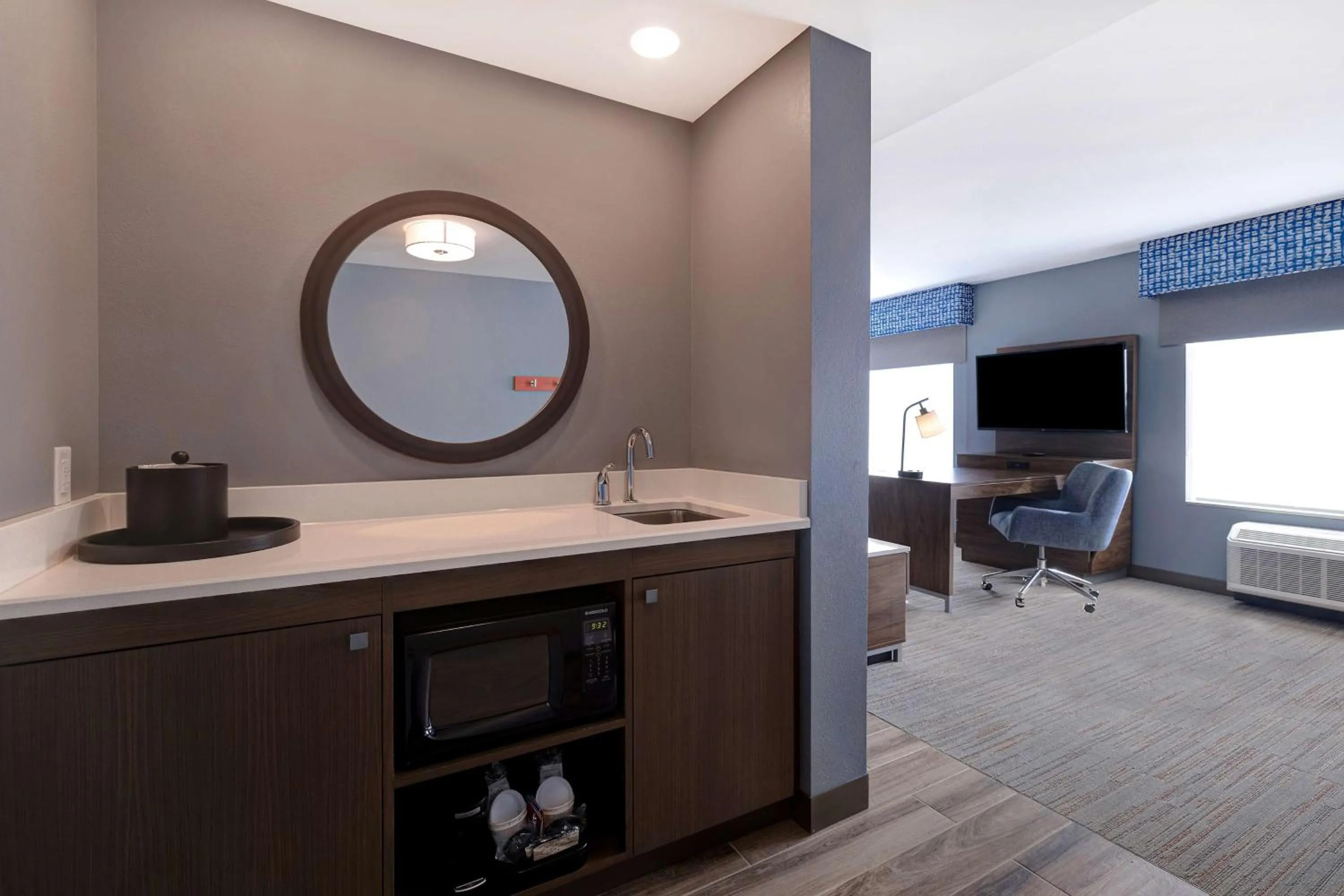 Bedroom in Hampton Inn Crown Point, In