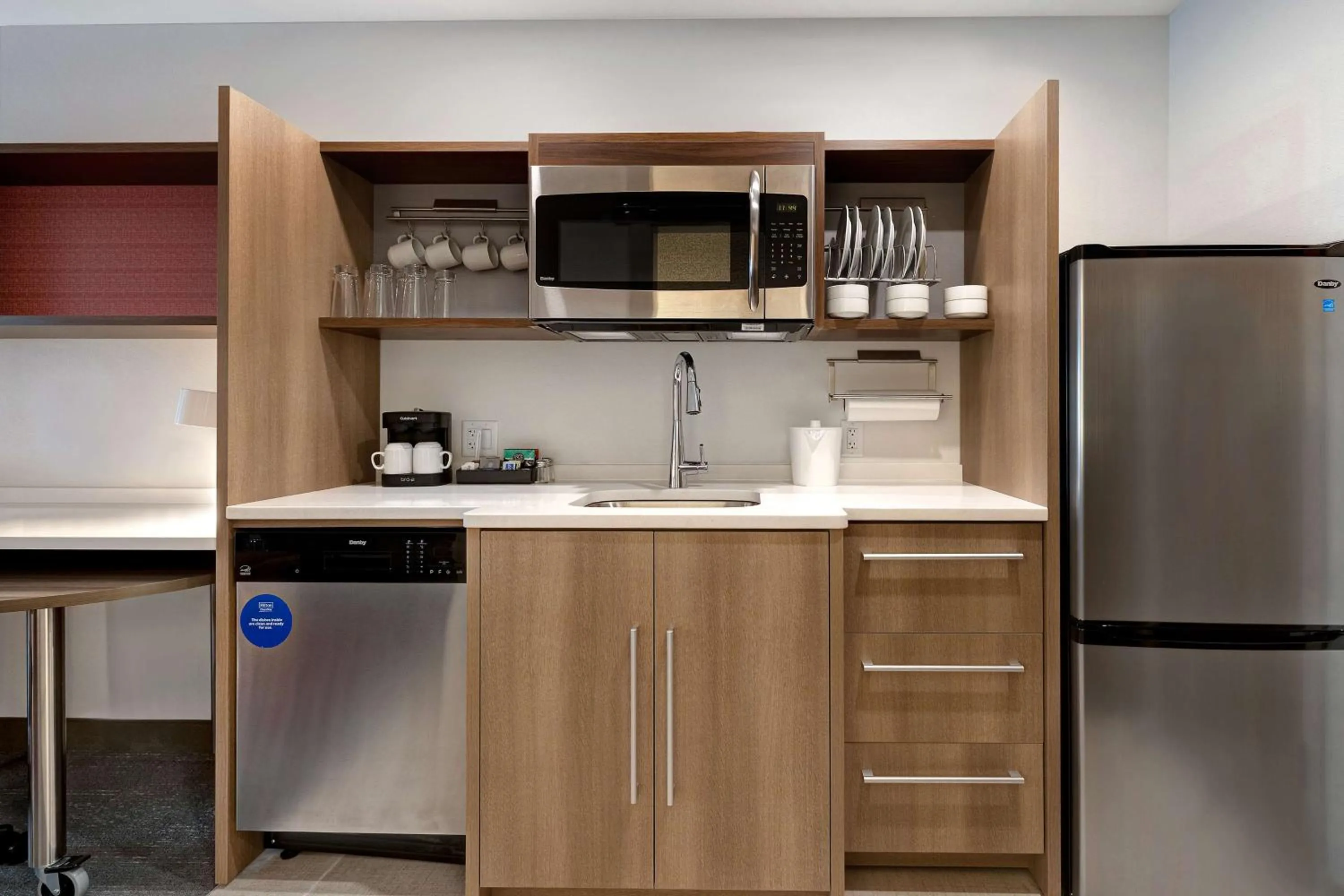 Kitchen or kitchenette in Home2 Suites By Hilton Lincolnshire Chicago