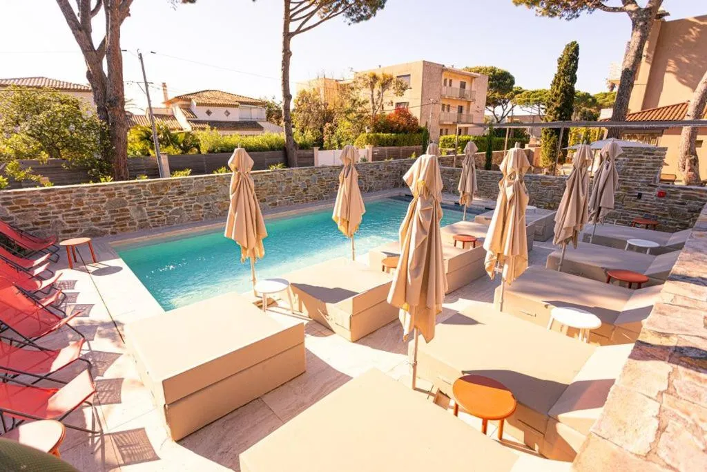 Swimming pool in Hôtel La Ménado