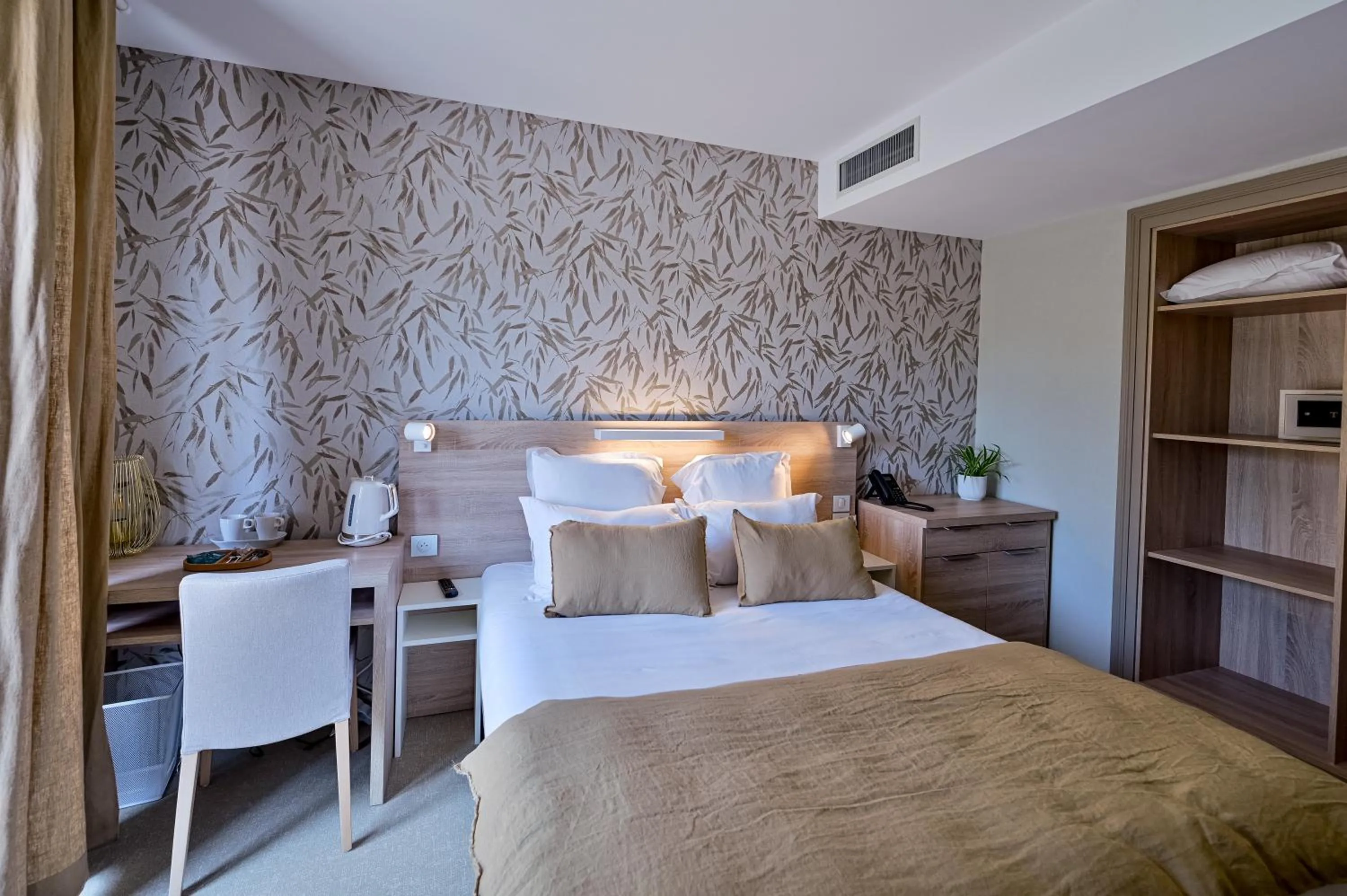 Bed in Hôtel La Ménado