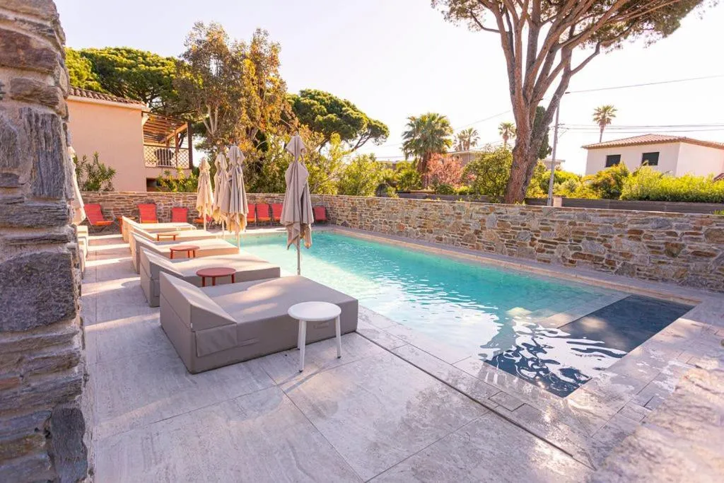 Swimming pool in Hôtel La Ménado