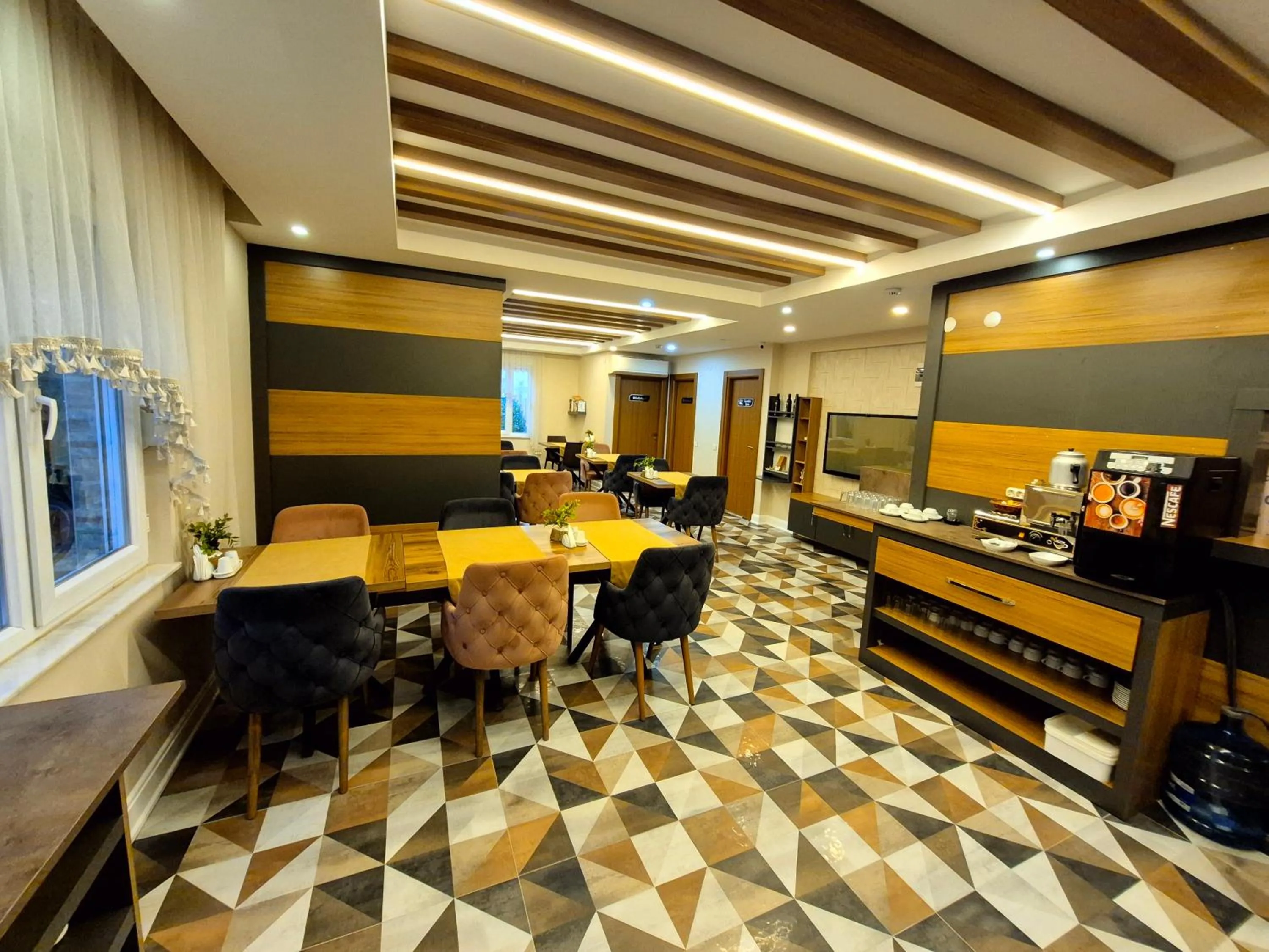 Restaurant/places to eat in Toprak Apart Otel