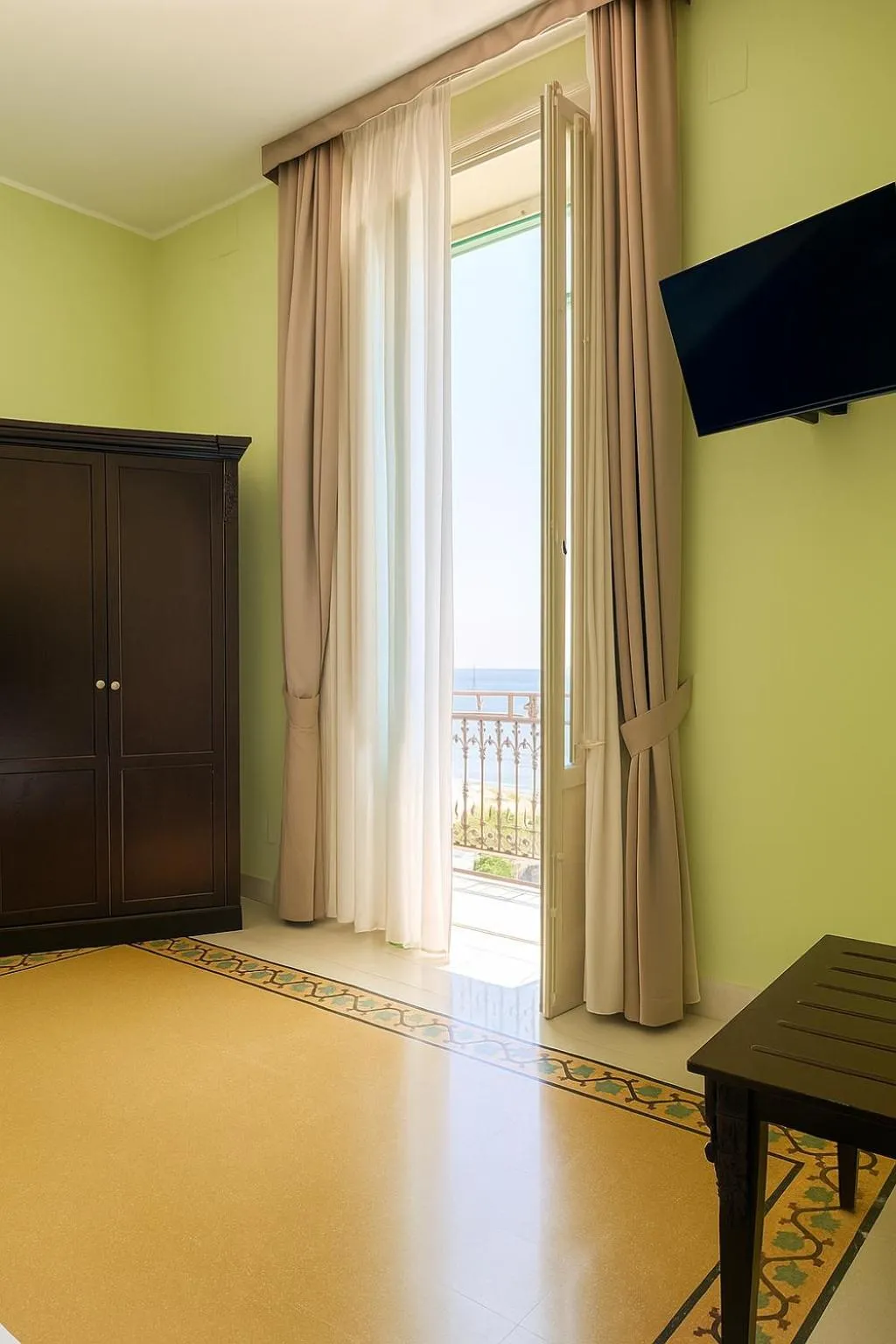 Communal lounge/ TV room in Hotel Borgo di Ciàula