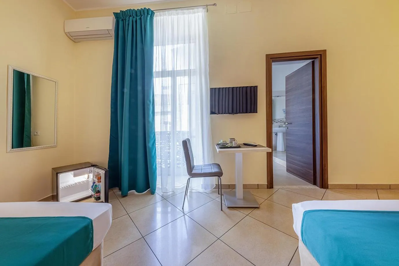 Photo of the whole room, Bed in Re Diego