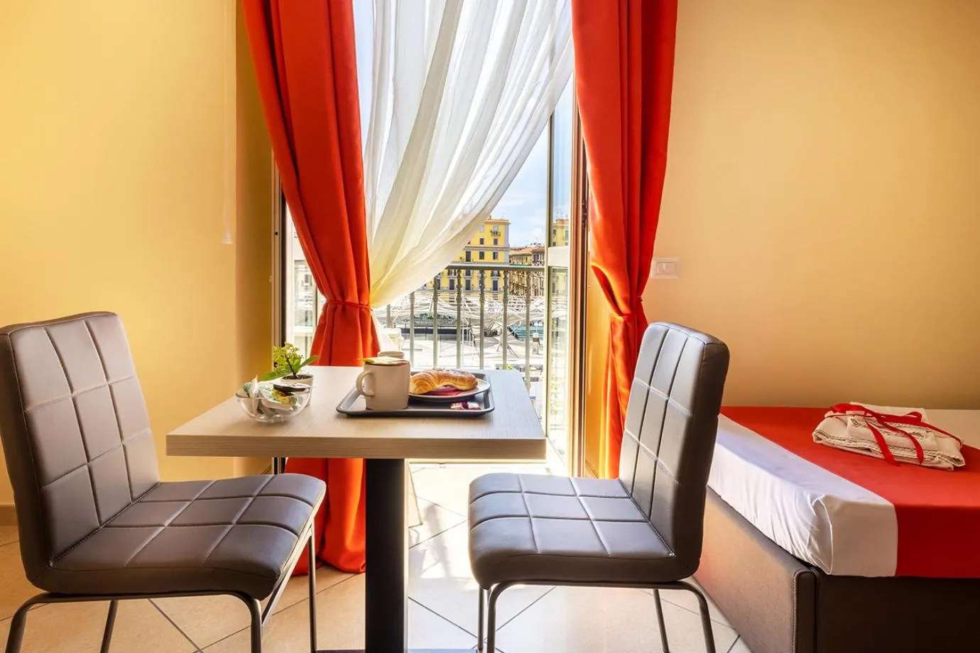 Dining area, Bed in Re Diego