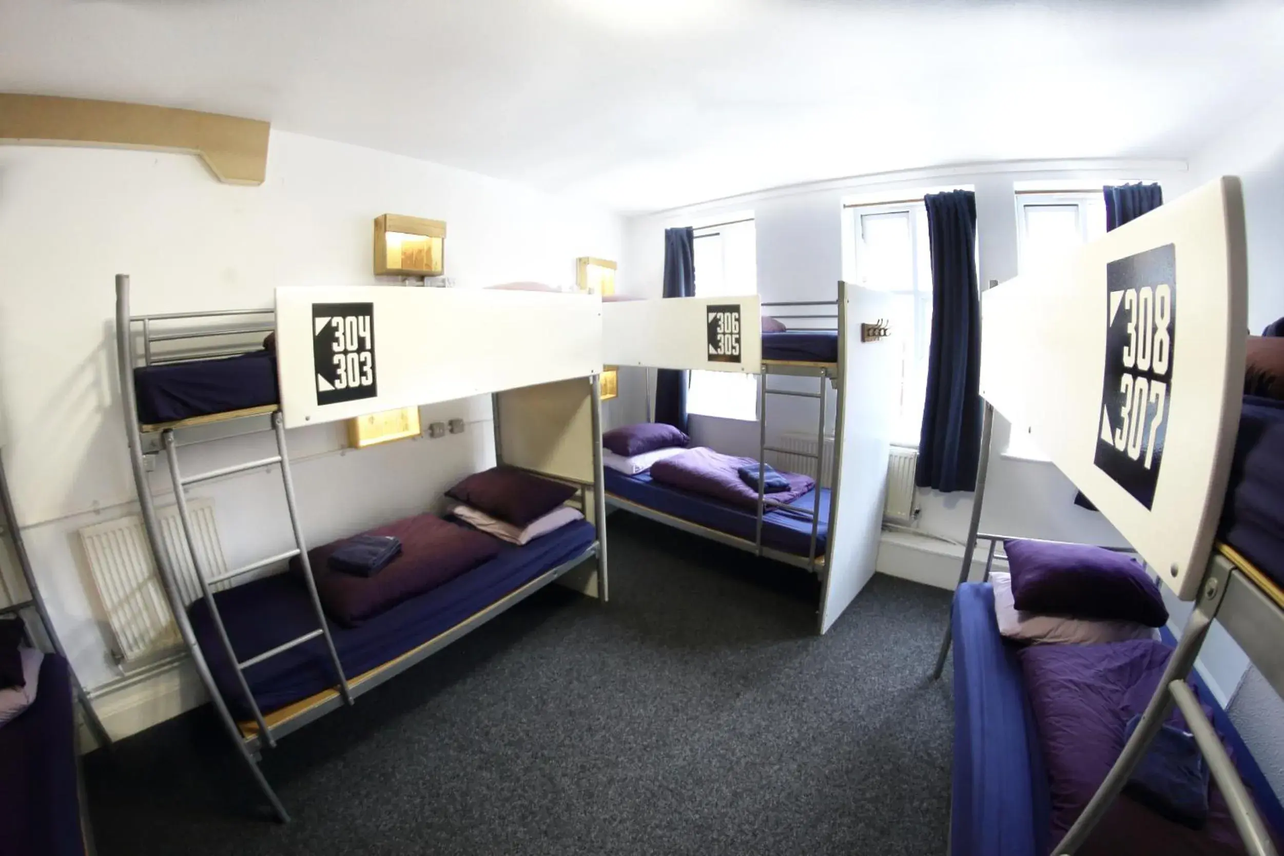 Bed in 8-Bed Mixed Dormitory Room in Central Backpackers Bed in 8-Bed Mixed Dormitory Room in Central Backpackers