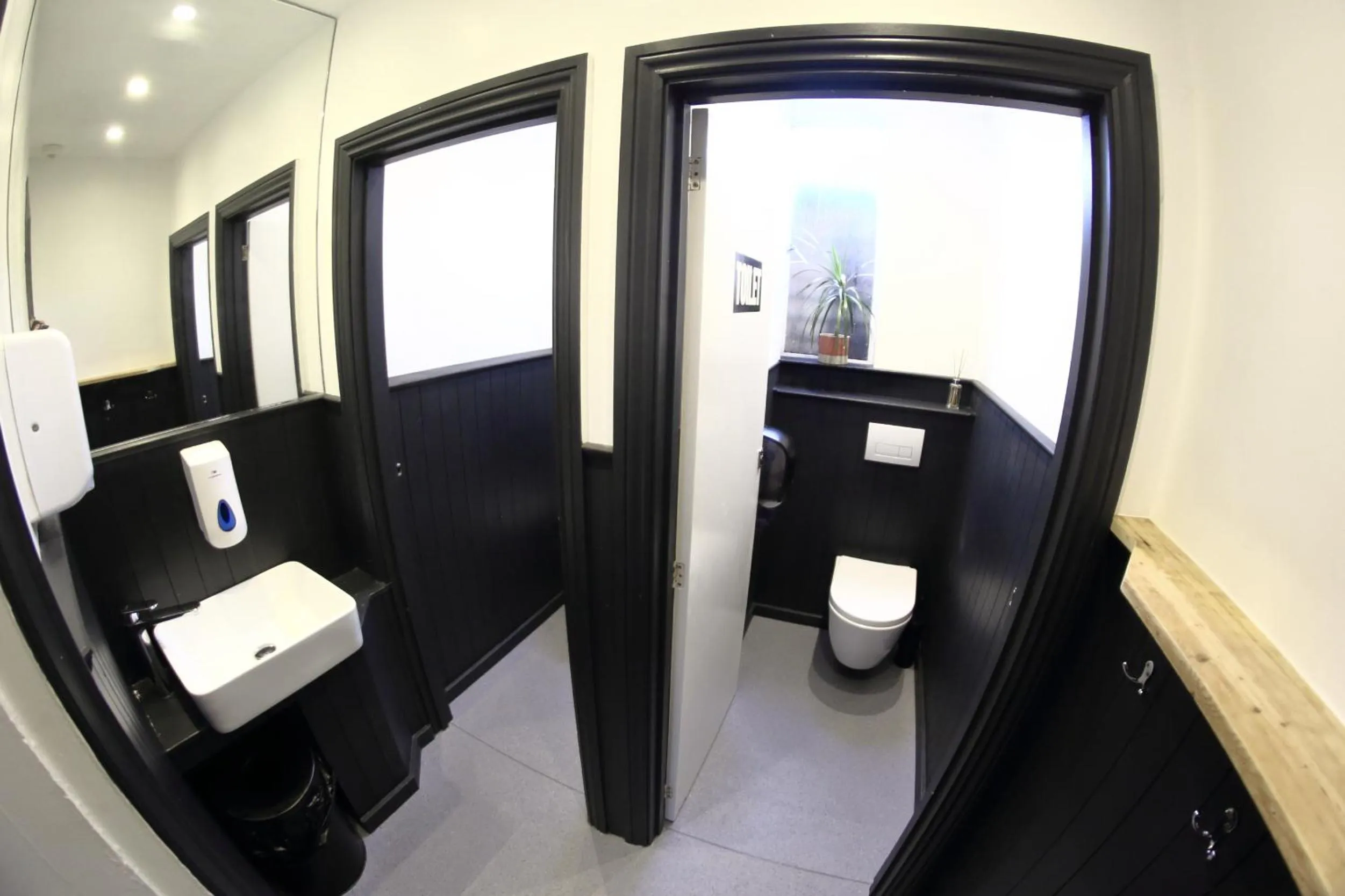 Toilet in Central Backpackers