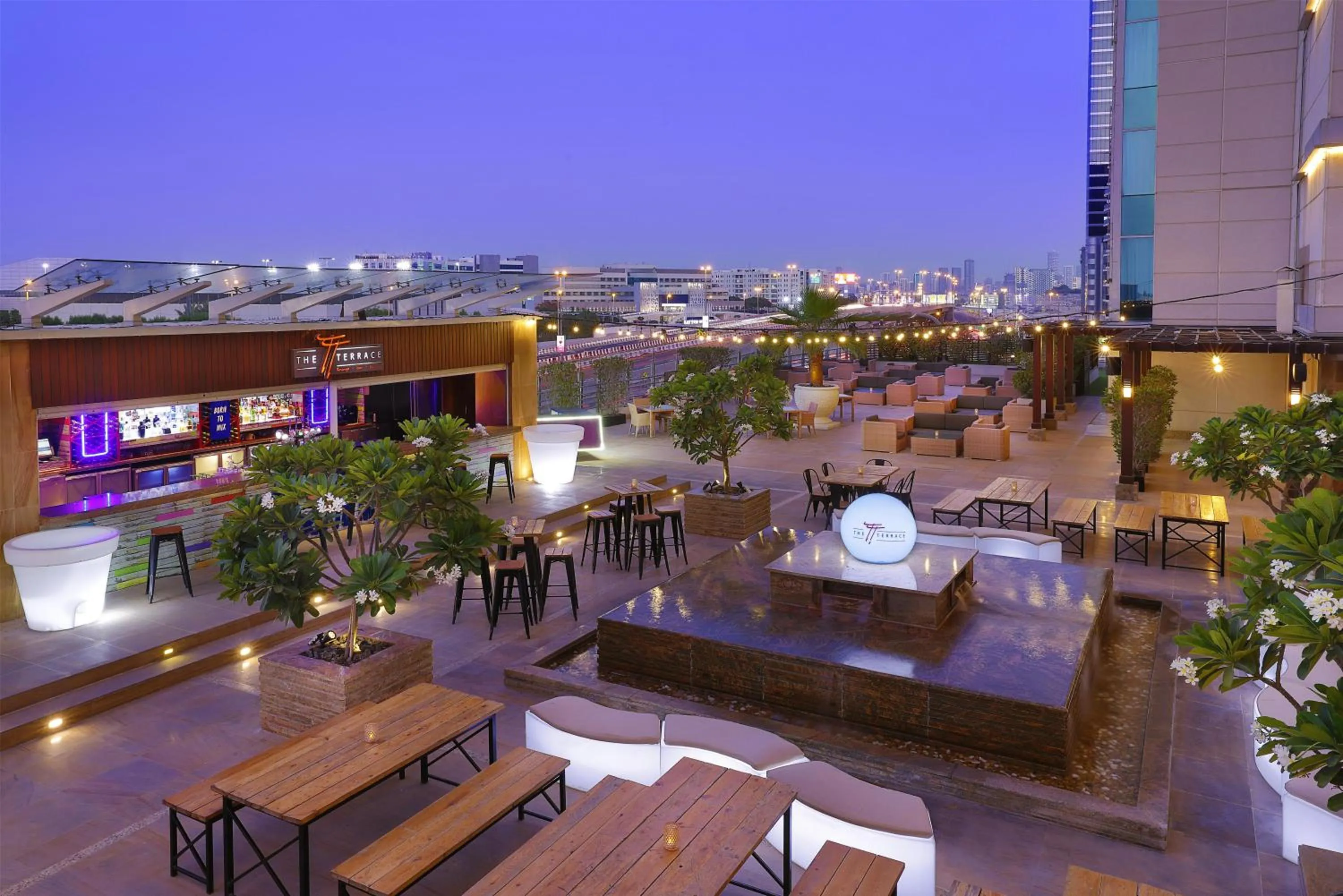 Lounge or bar in Radisson Blu Hotel, Dubai Barsha Heights