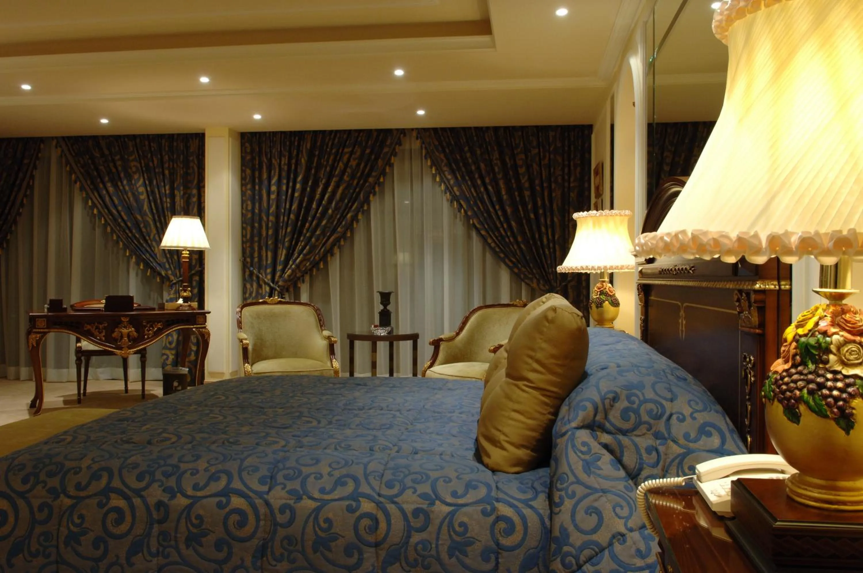Bedroom, Bed in Regency Palace Hotel