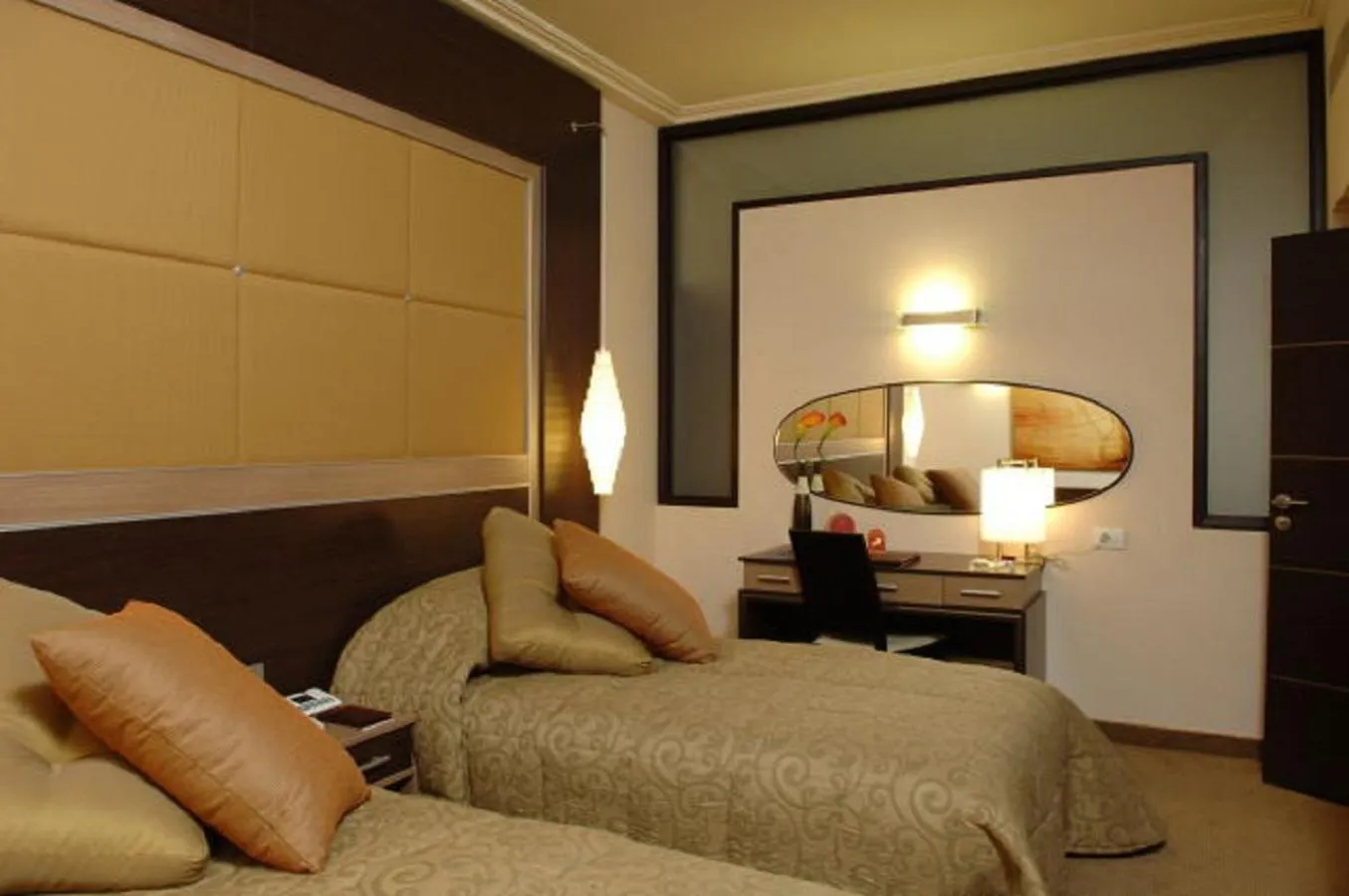 Photo of the whole room, Bed in Regency Palace Hotel