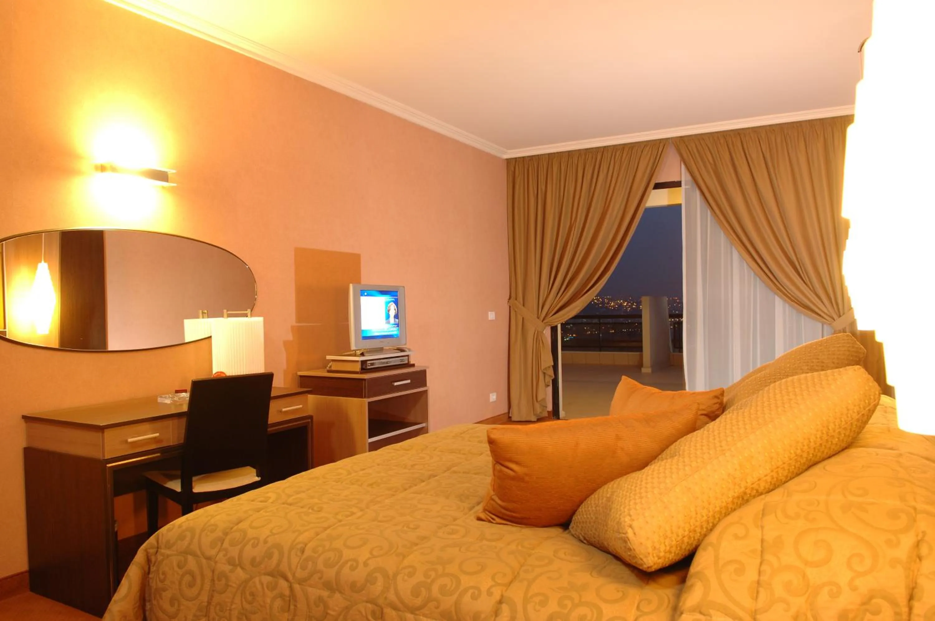 Bedroom, Bed in Regency Palace Hotel