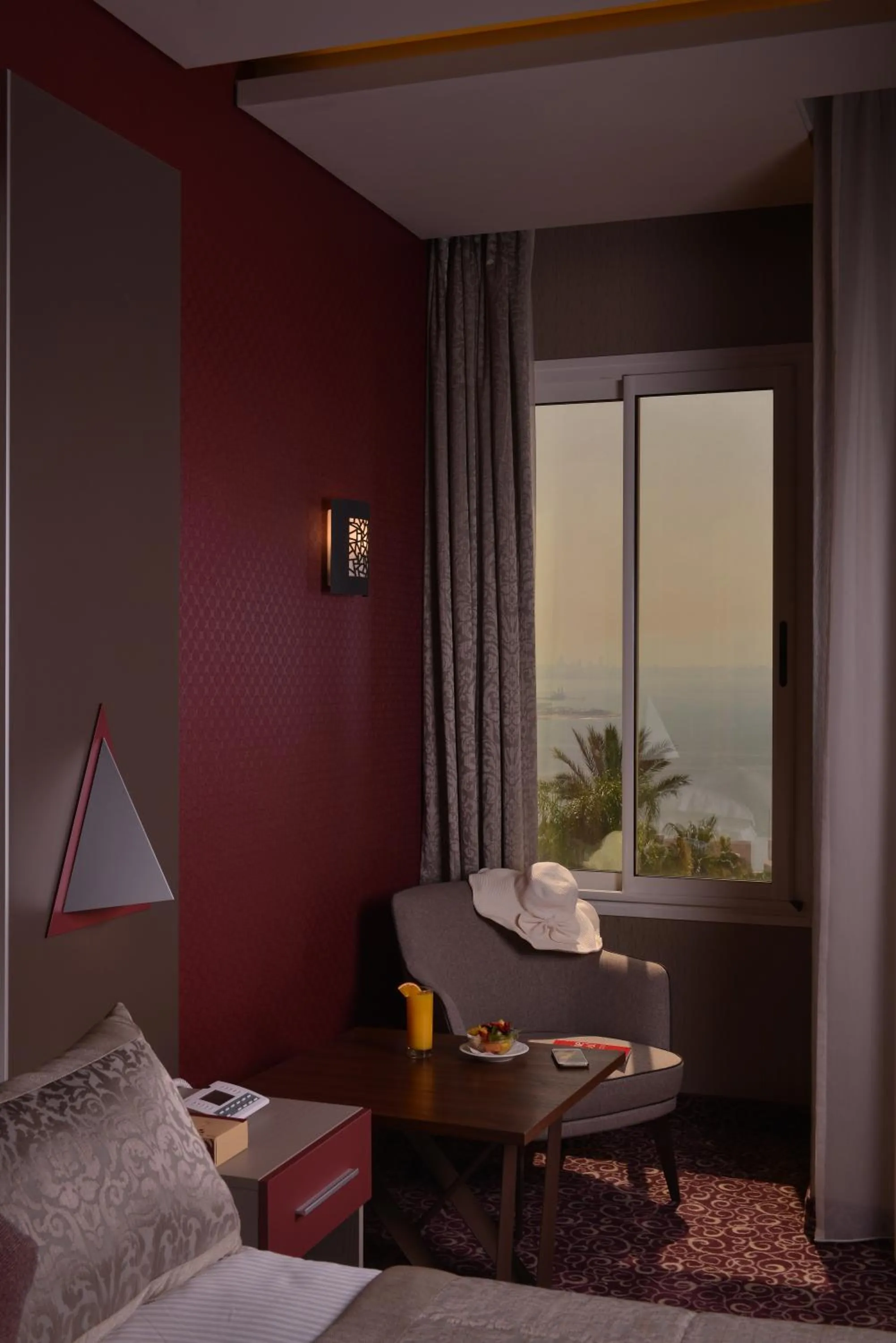 Bedroom, Bed in Regency Palace Hotel