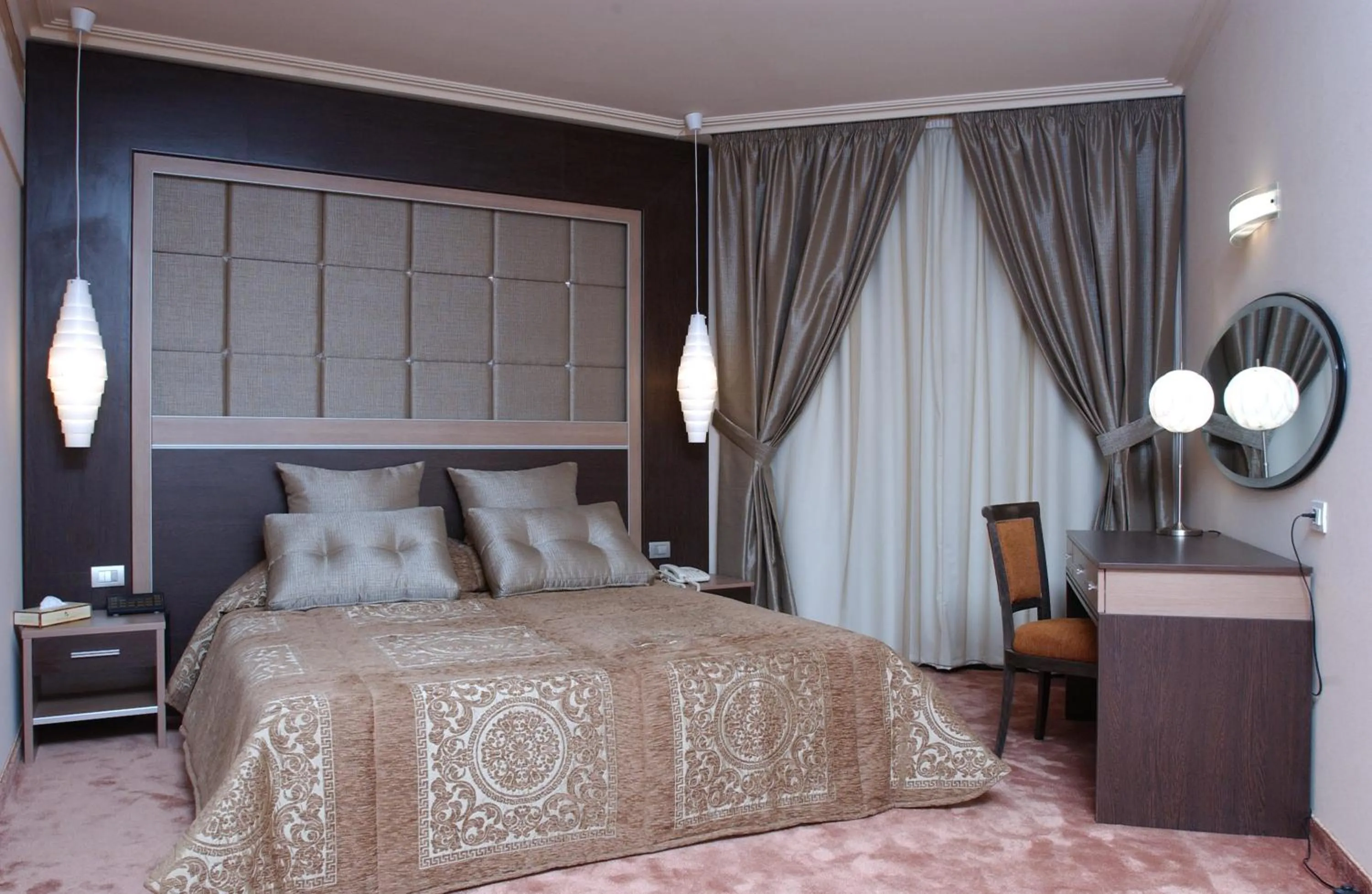 Bedroom, Bed in Regency Palace Hotel